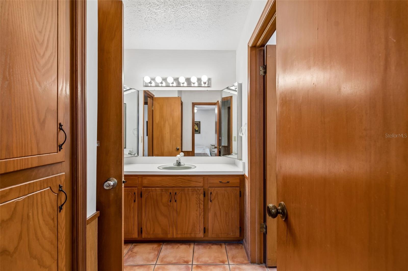 Listing photo id 52 for 6701 Mid Place