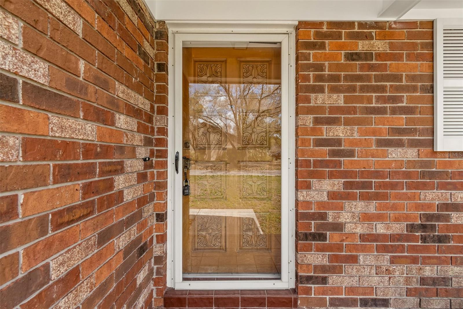 Listing photo id 4 for 6701 Mid Place