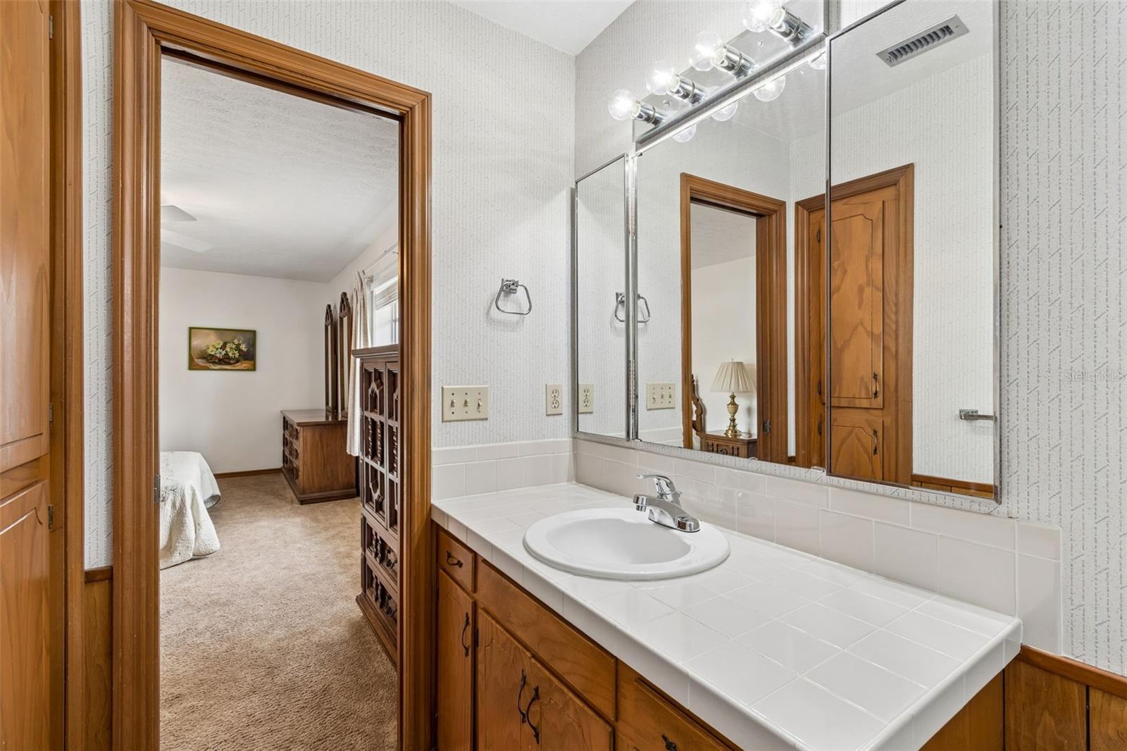 Listing photo id 63 for 6701 Mid Place