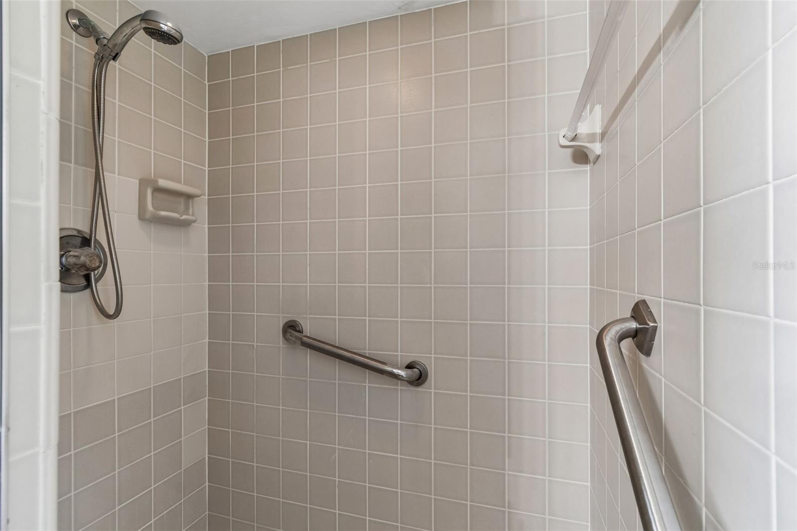 Listing photo id 64 for 6701 Mid Place