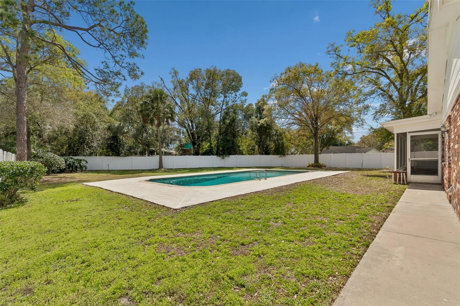 Listing photo id 68 for 6701 Mid Place