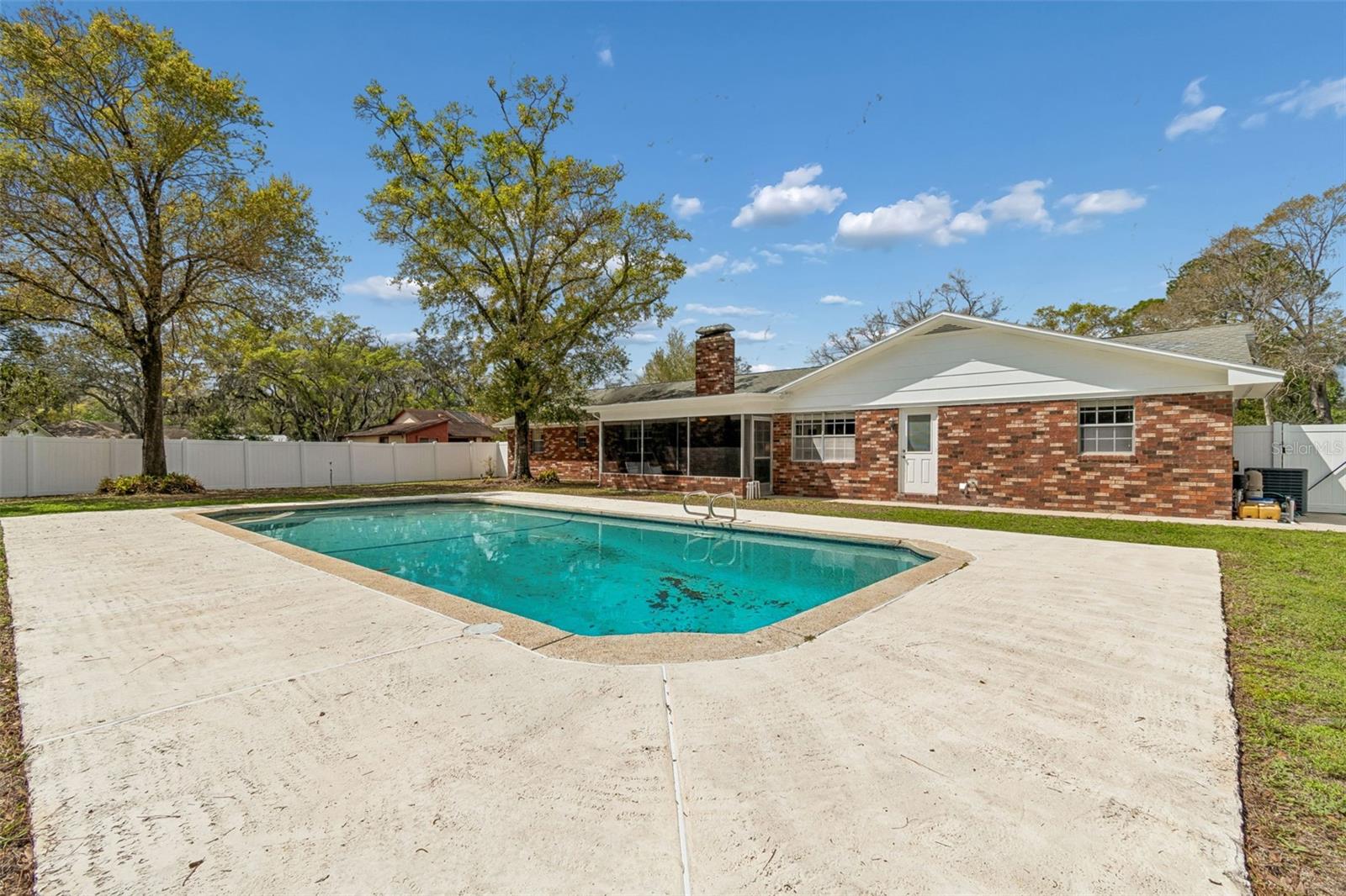 Listing photo id 70 for 6701 Mid Place