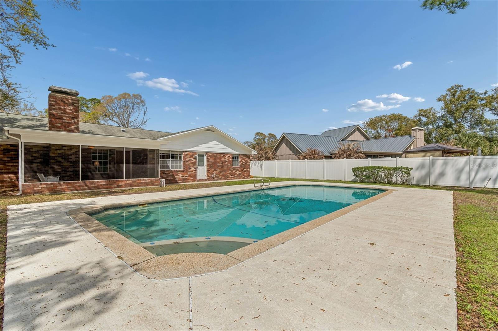 Listing photo id 72 for 6701 Mid Place