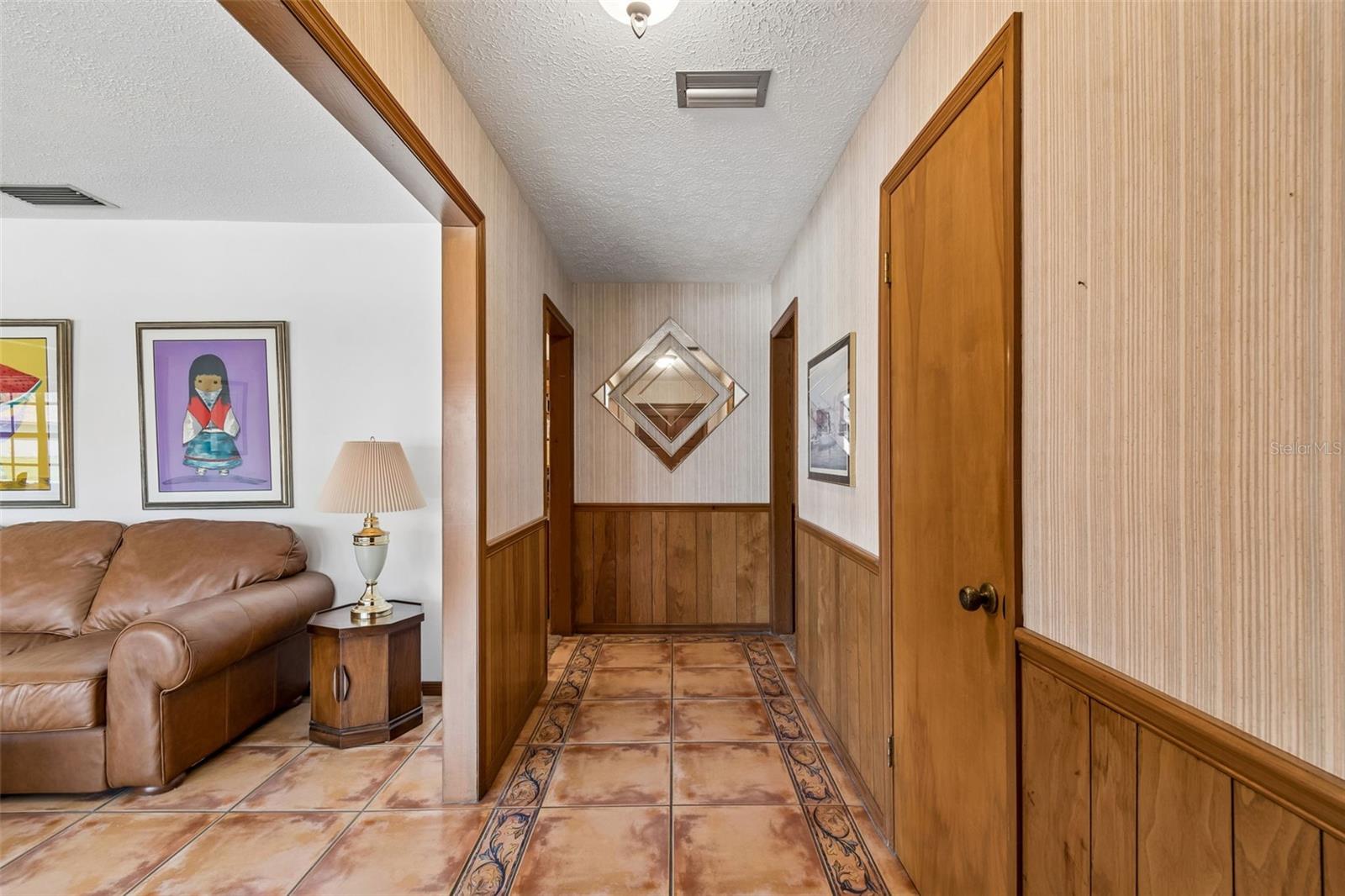 Listing photo id 6 for 6701 Mid Place