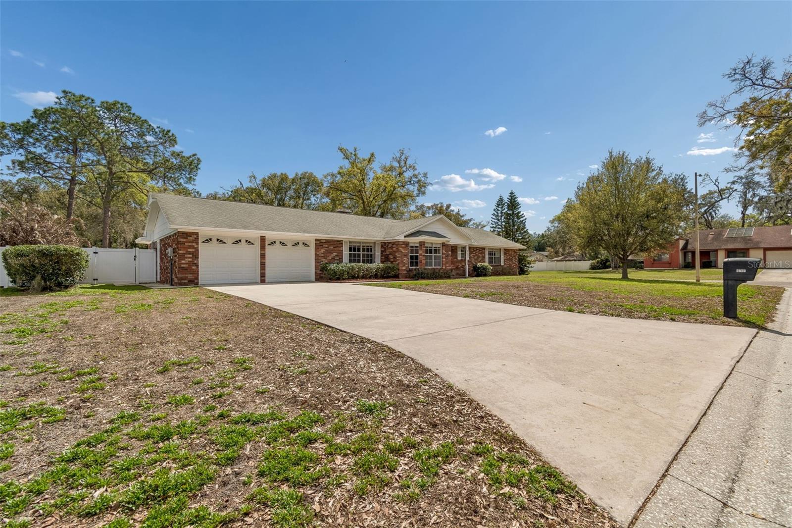 Listing photo id 86 for 6701 Mid Place