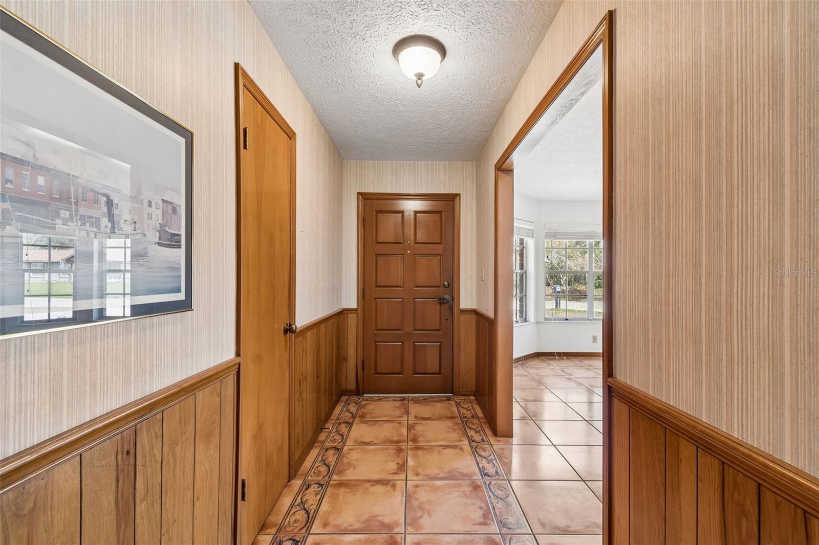 Listing photo id 7 for 6701 Mid Place
