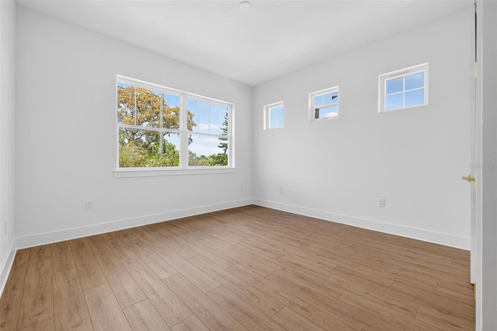 Image 17 of 35 For 842 30th Avenue