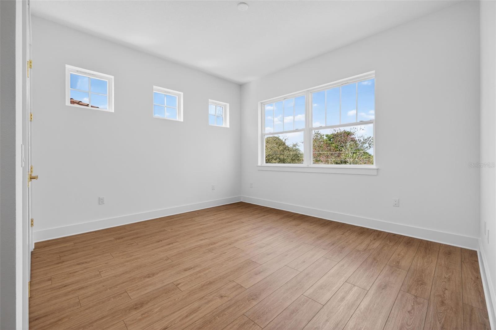 Image 20 of 35 For 842 30th Avenue