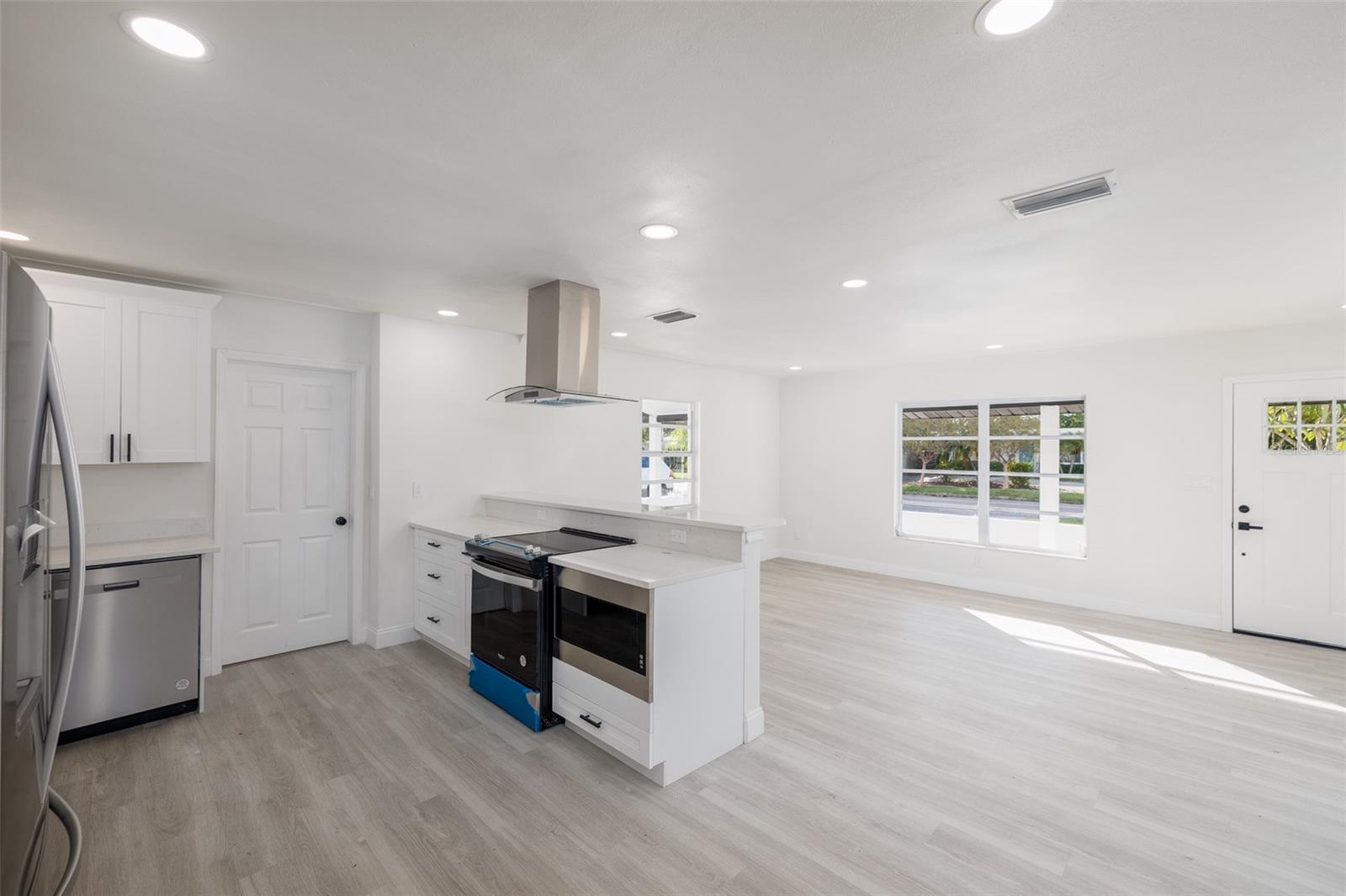 Image 6 of 20 For 3947 Overlook Drive Ne