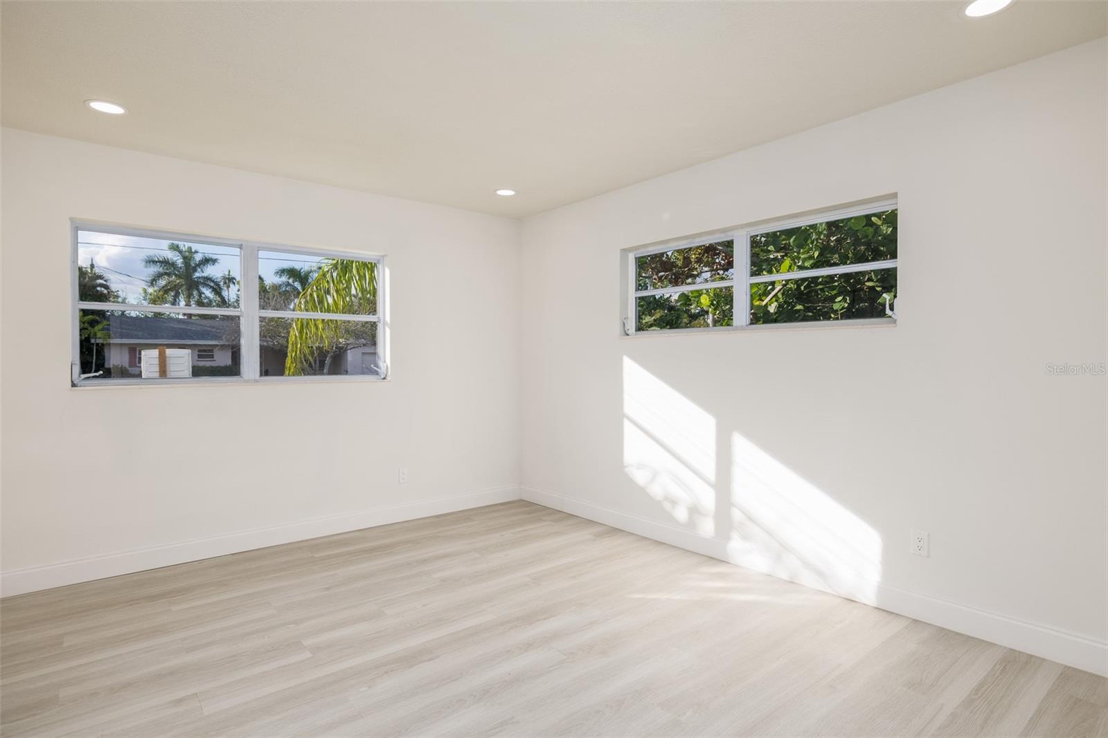 Image 9 of 20 For 3947 Overlook Drive Ne