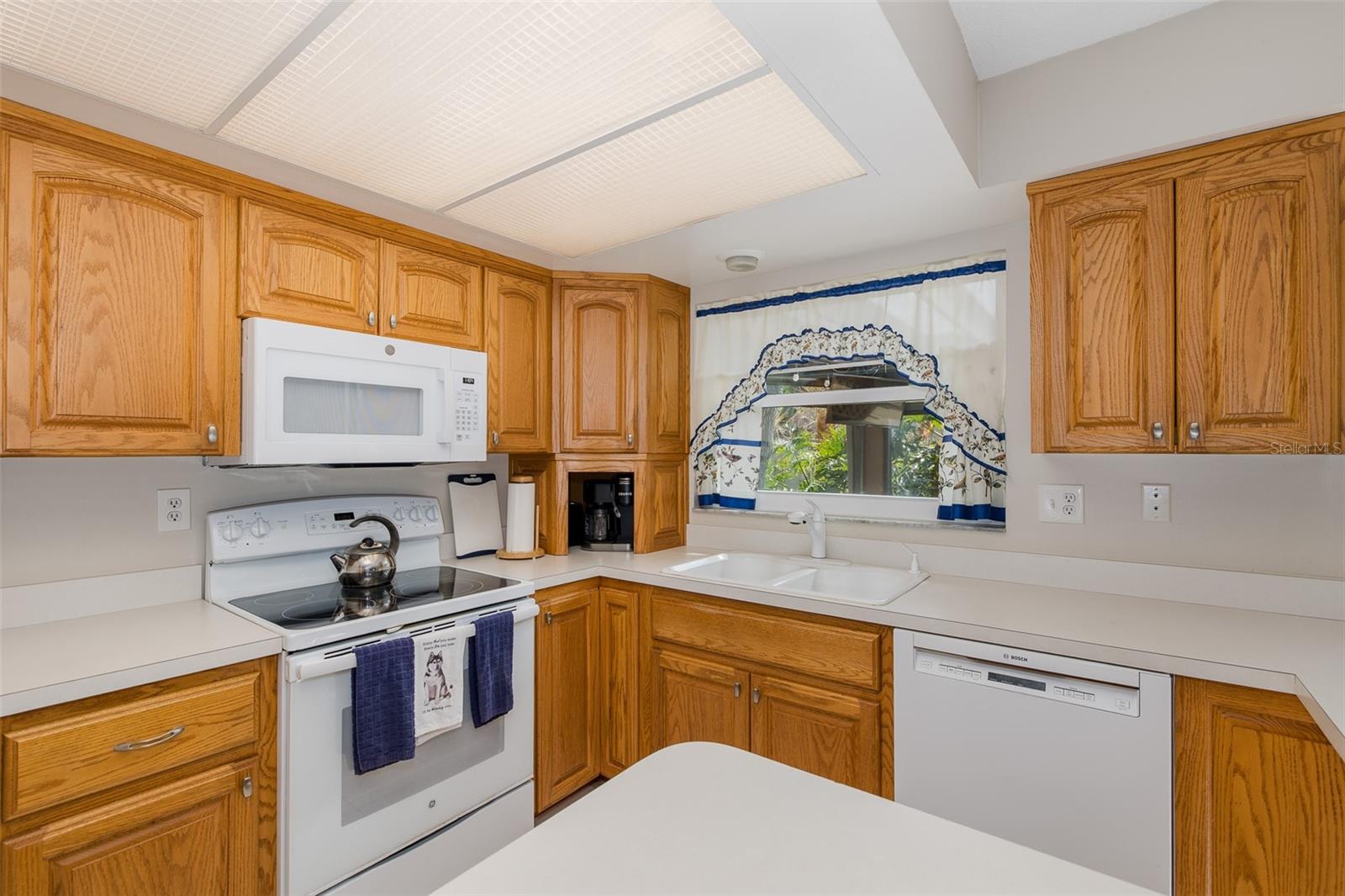 Image 17 of 51 For 1363 Overlea Drive