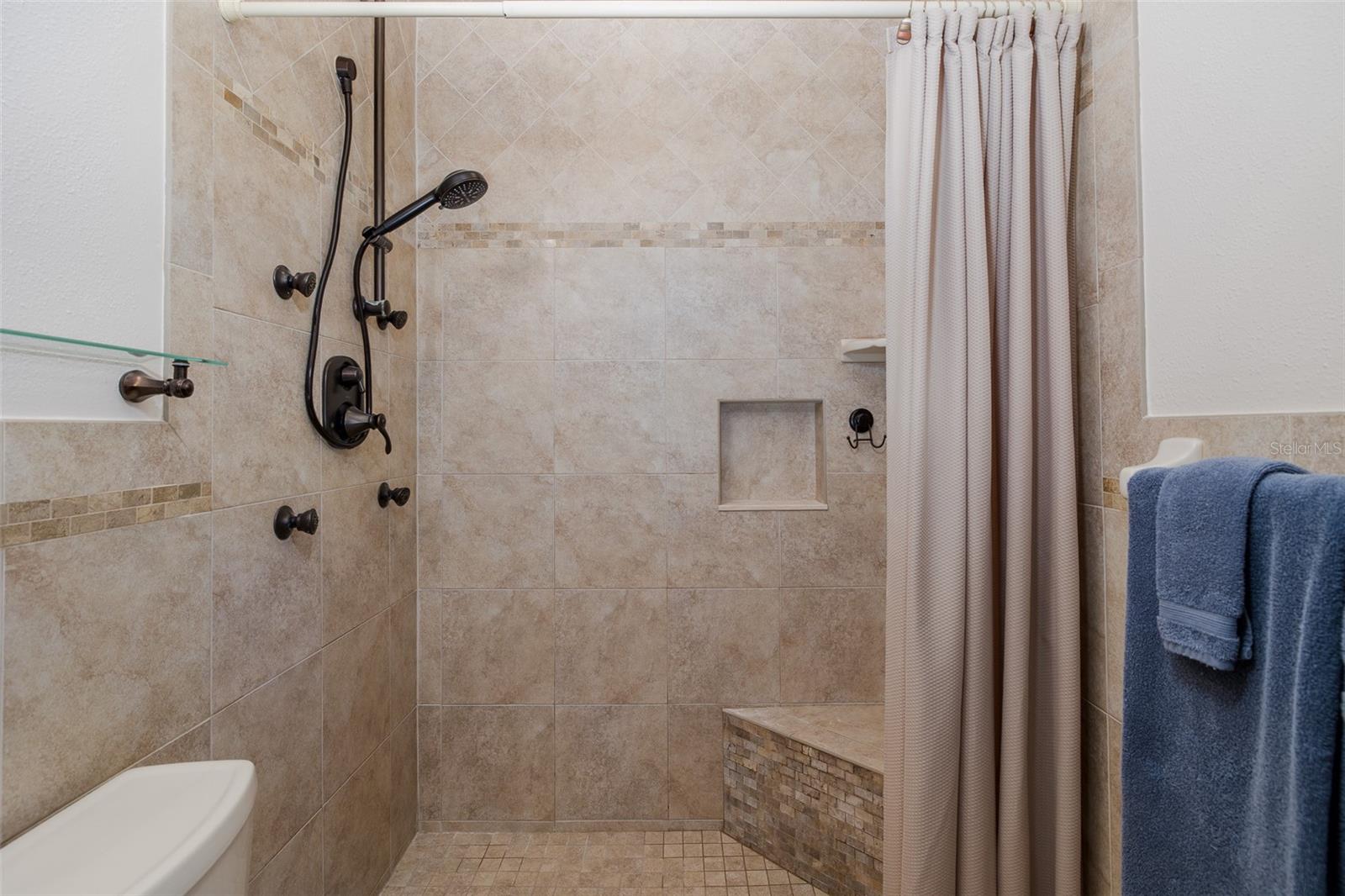 Image 27 of 51 For 1363 Overlea Drive