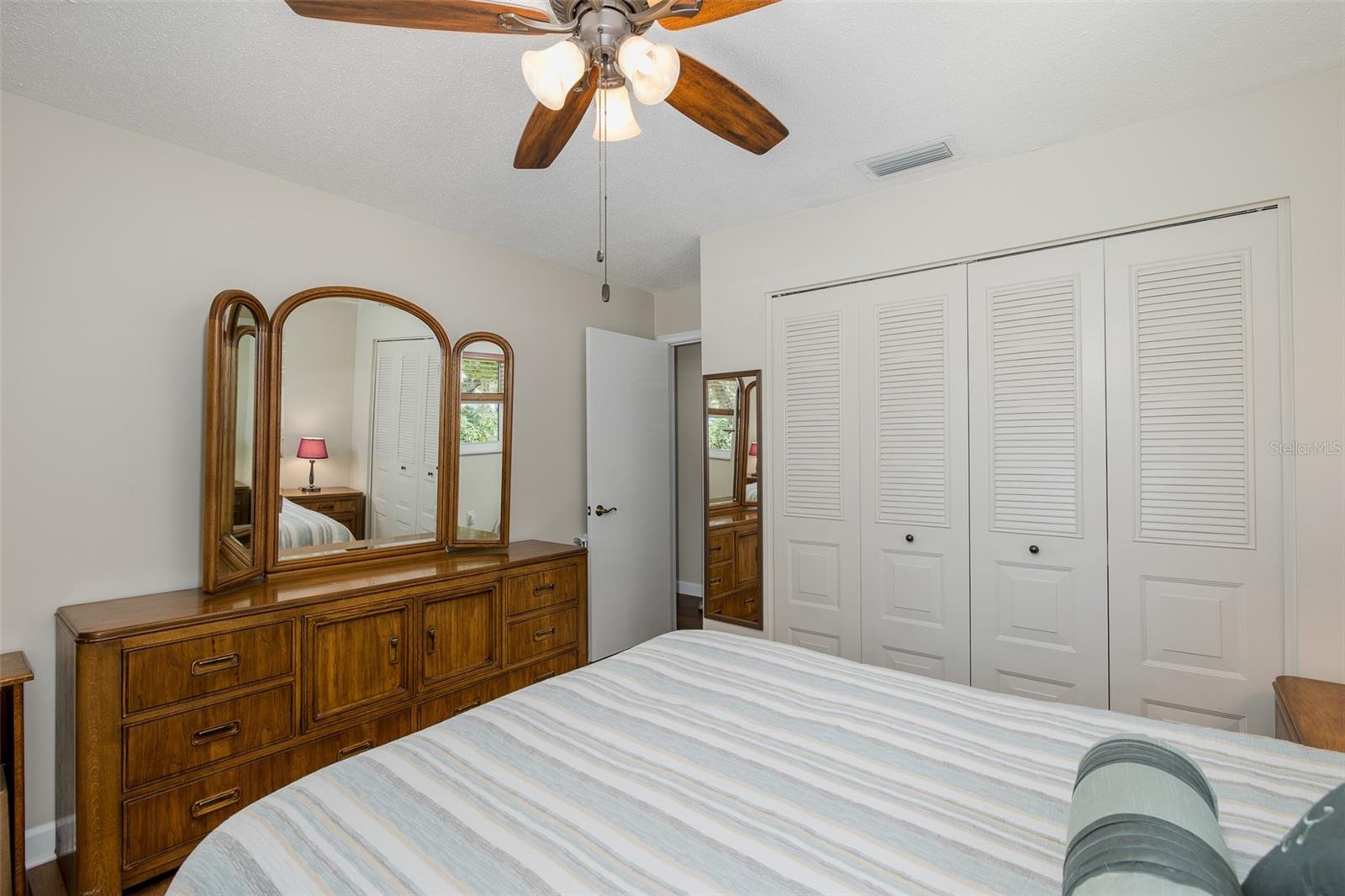 Image 29 of 51 For 1363 Overlea Drive