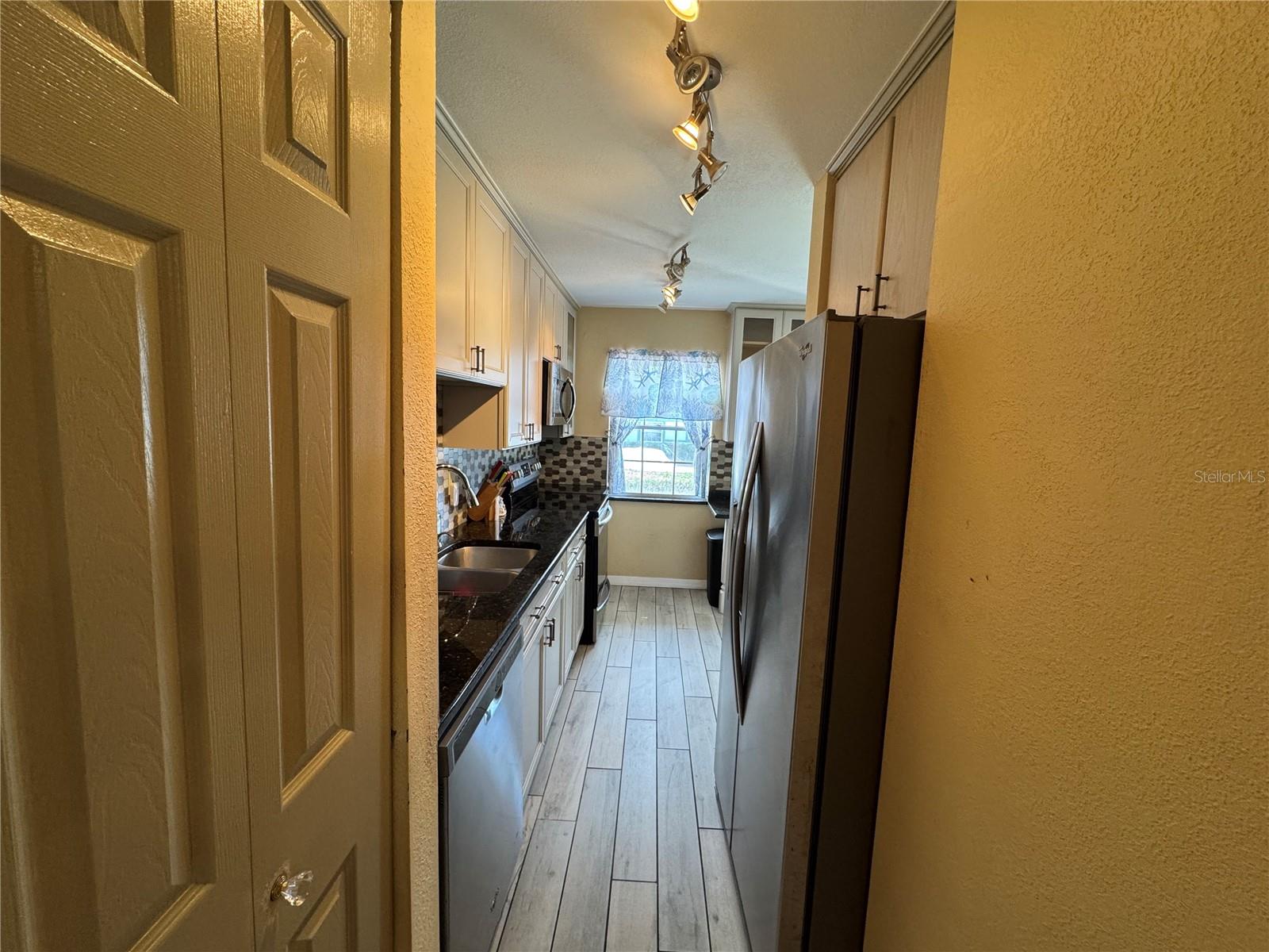 Image 7 of 25 For 500 Glennes Lane 107