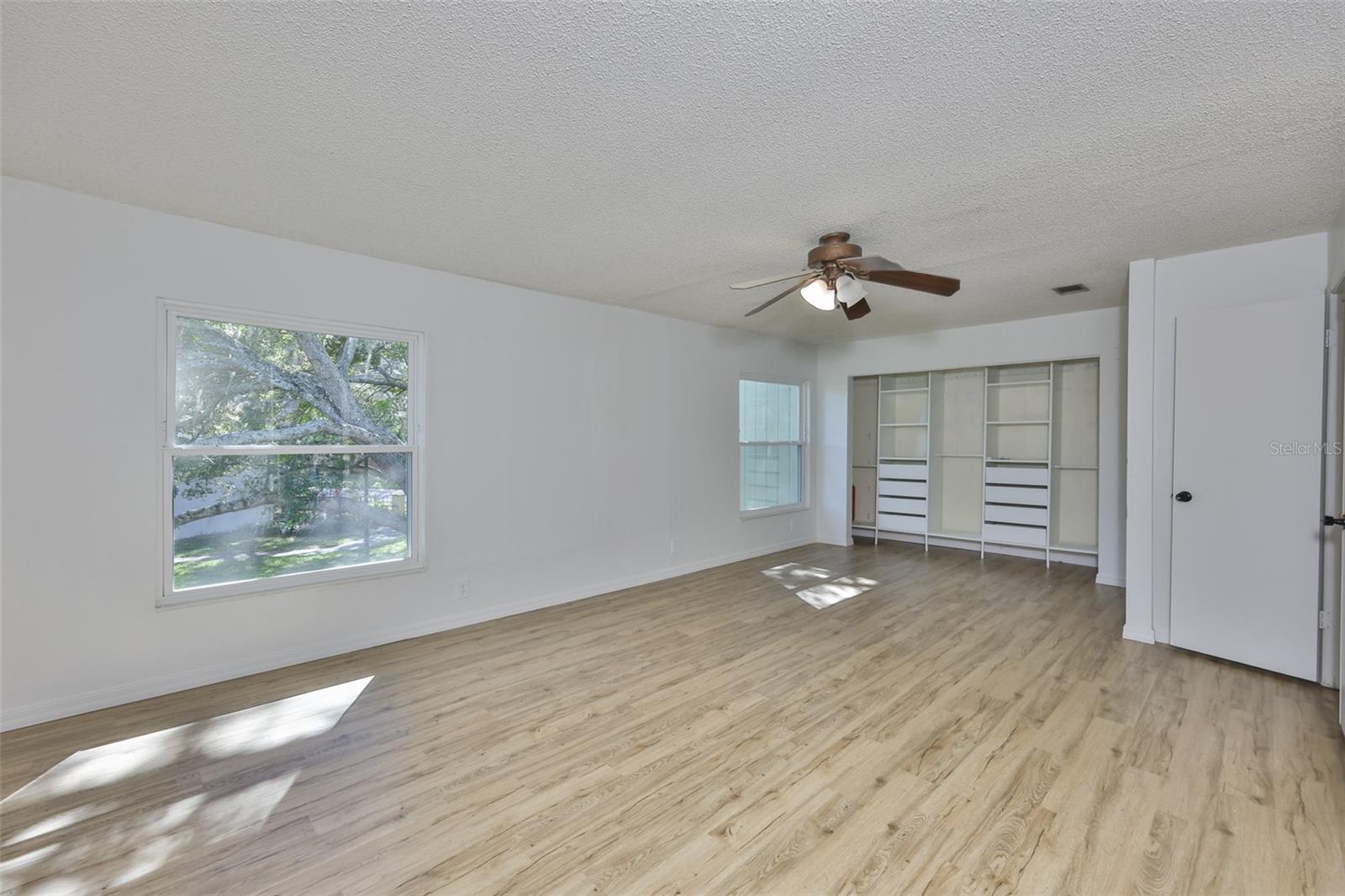 Listing photo id 16 for 14805 Lake Forest Drive