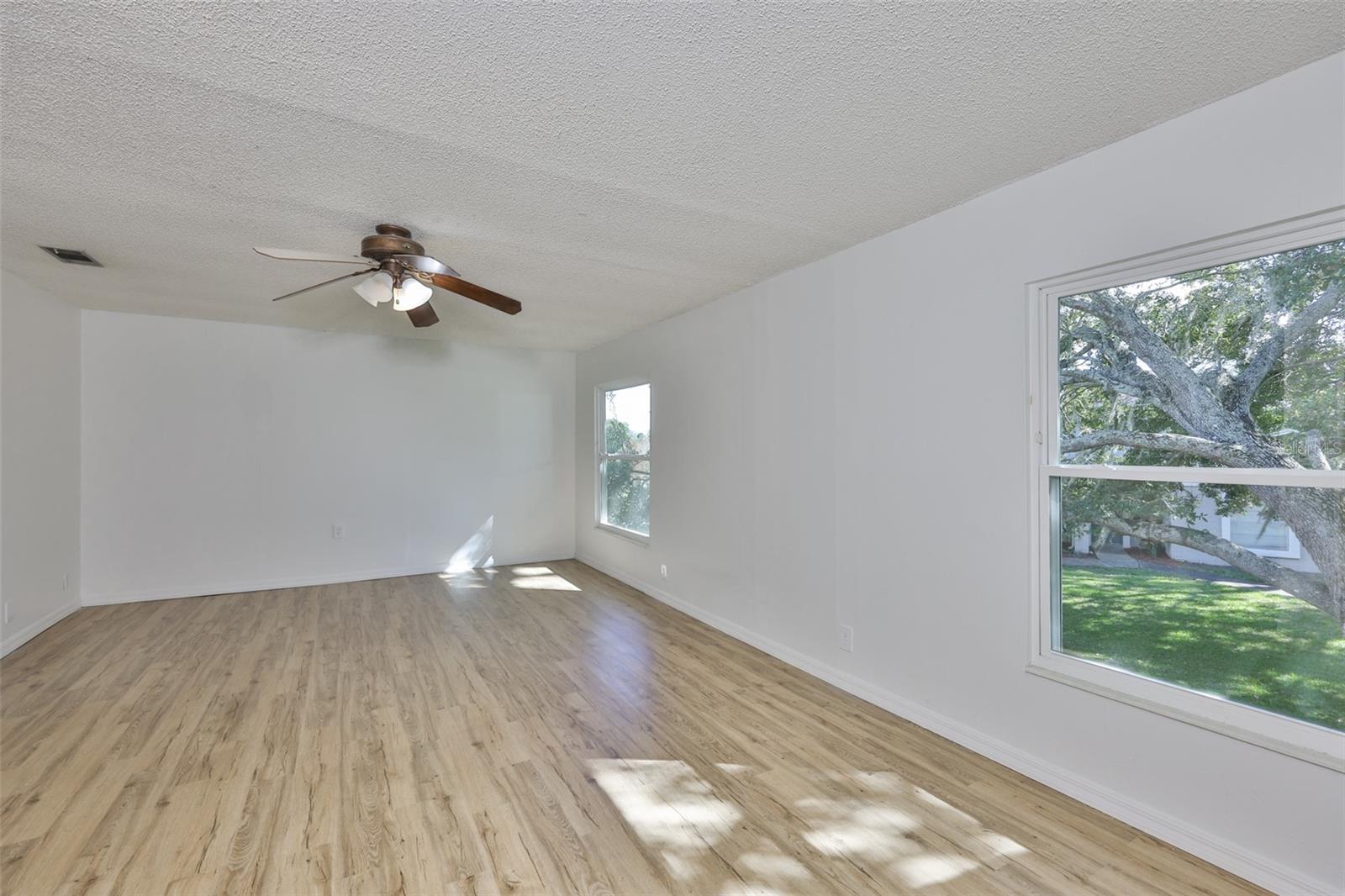 Listing photo id 17 for 14805 Lake Forest Drive