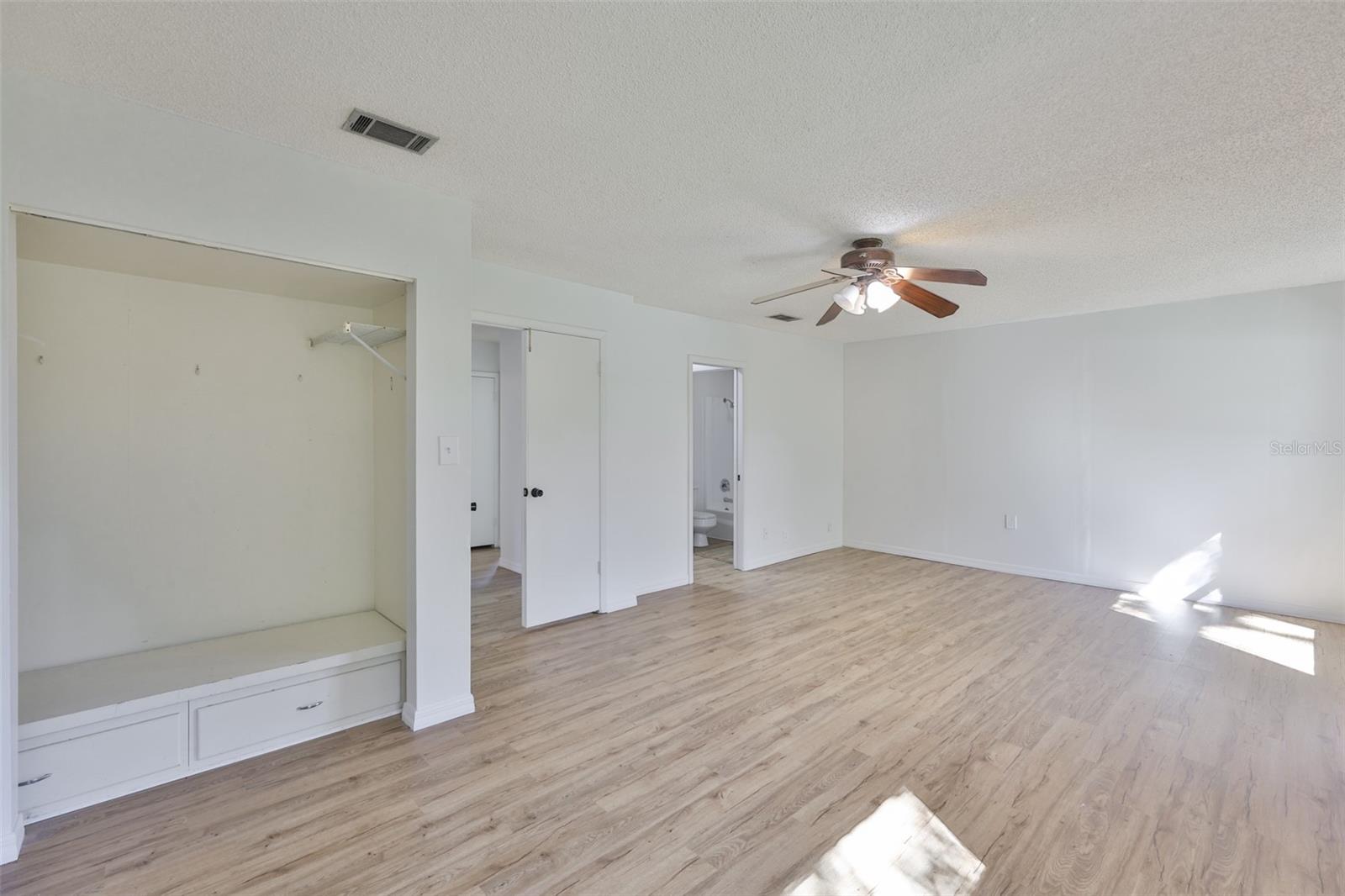 Listing photo id 18 for 14805 Lake Forest Drive