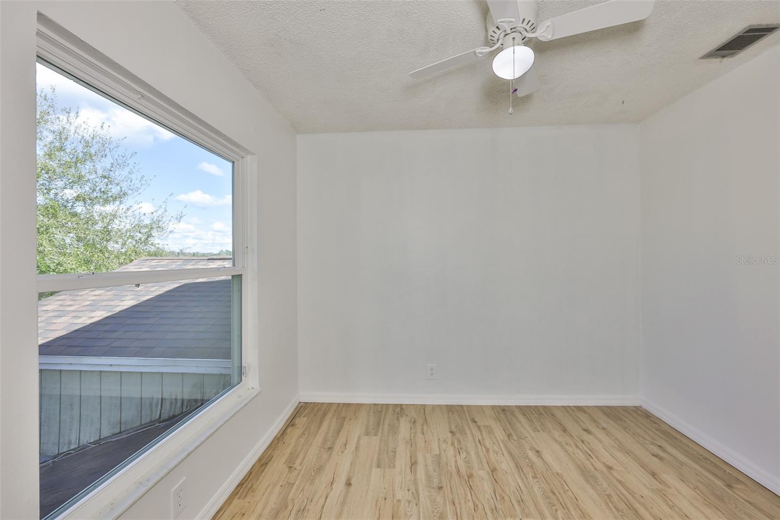 Listing photo id 24 for 14805 Lake Forest Drive