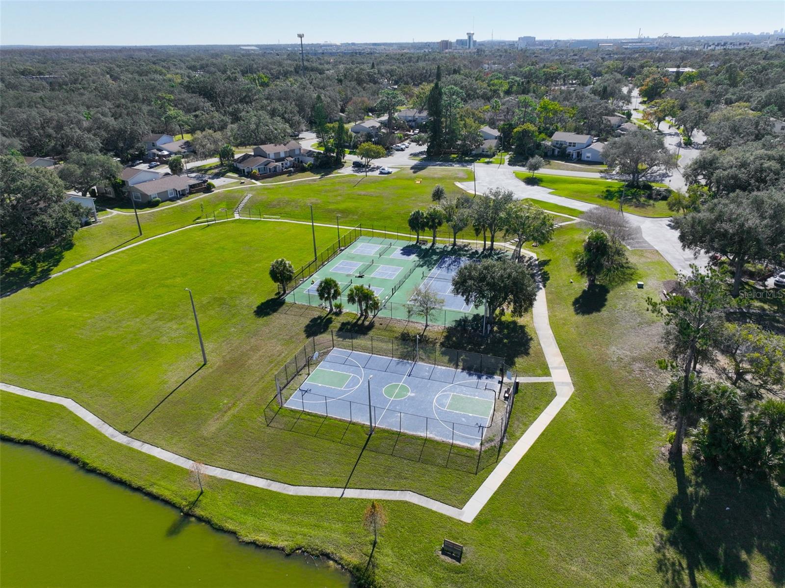 Listing photo id 33 for 14805 Lake Forest Drive