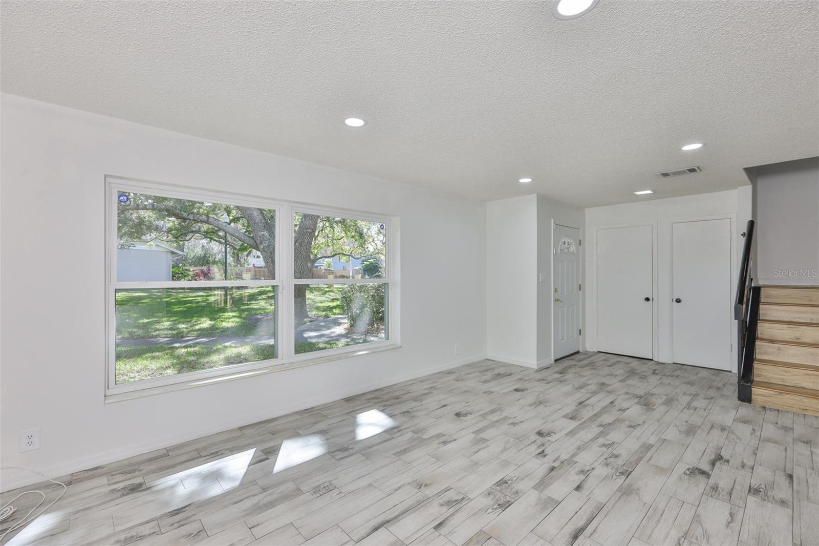 Listing photo id 7 for 14805 Lake Forest Drive