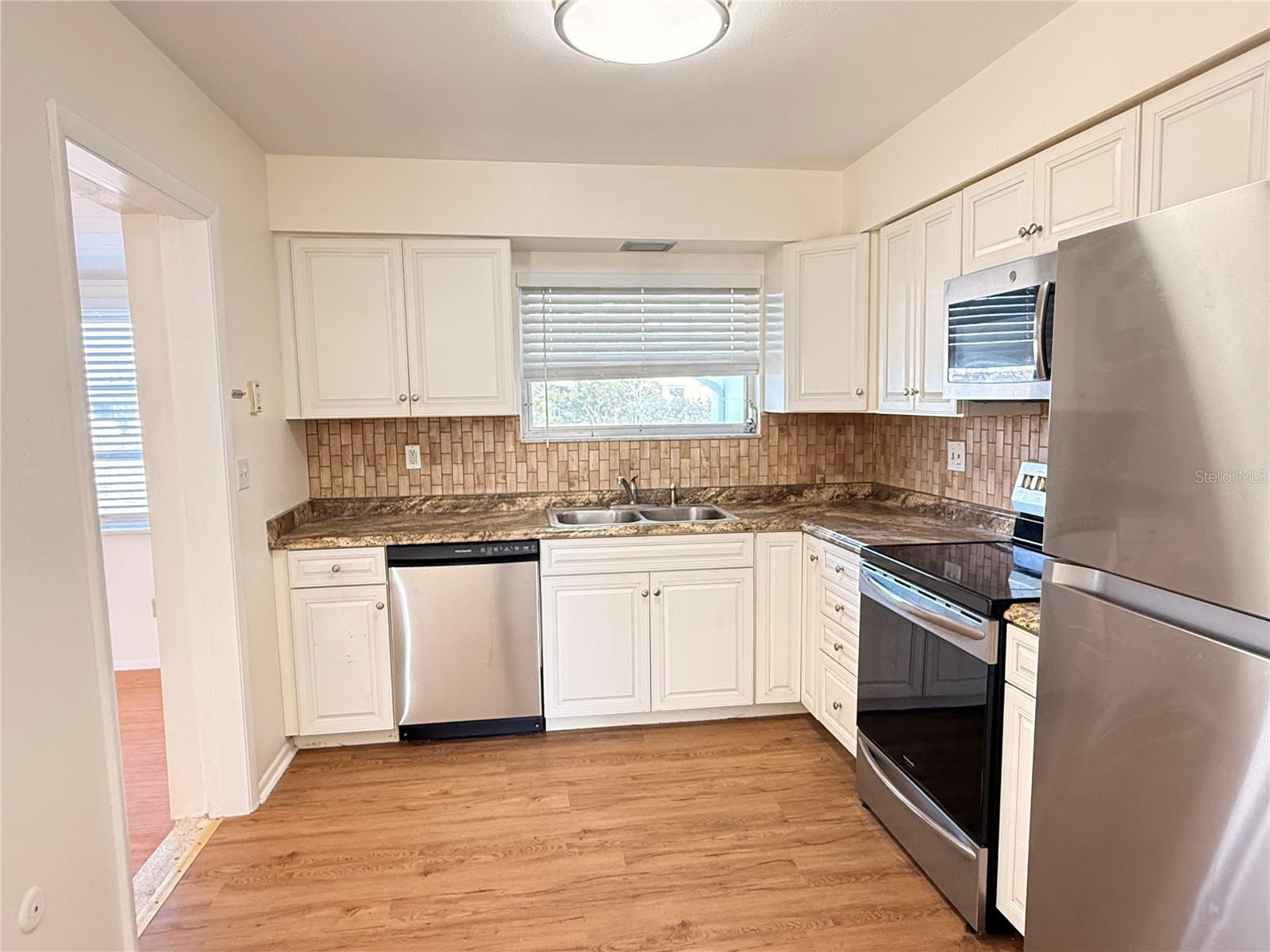 Image 10 of 31 For 713 Thunderbird Avenue