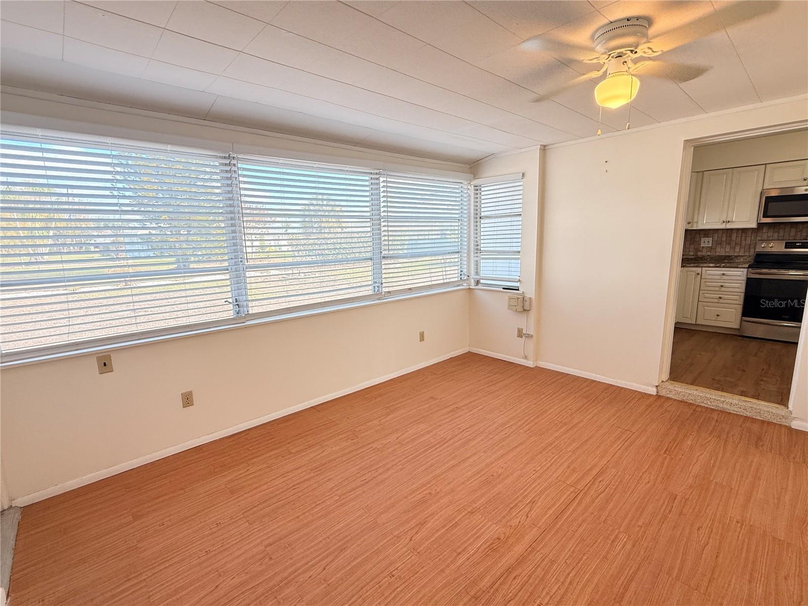 Image 12 of 31 For 713 Thunderbird Avenue