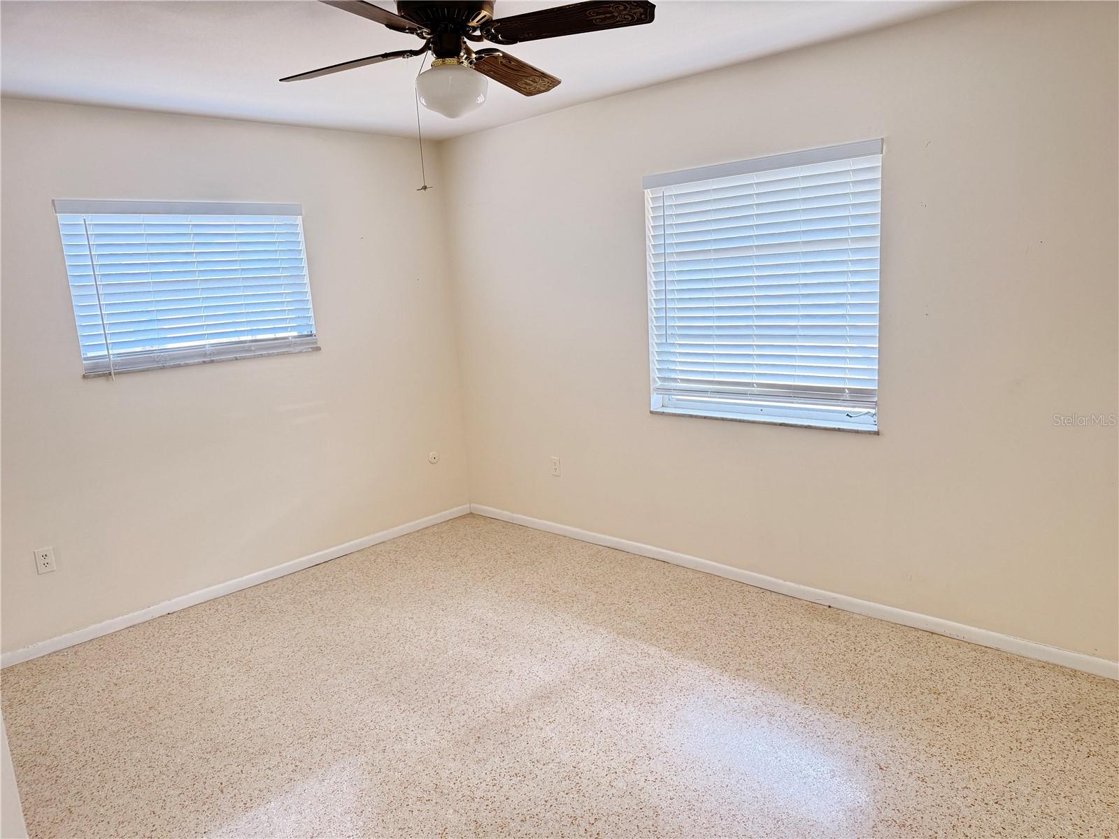 Image 14 of 31 For 713 Thunderbird Avenue