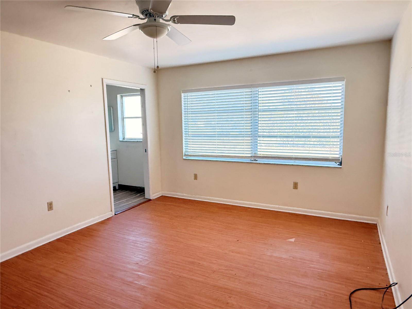 Image 19 of 31 For 713 Thunderbird Avenue