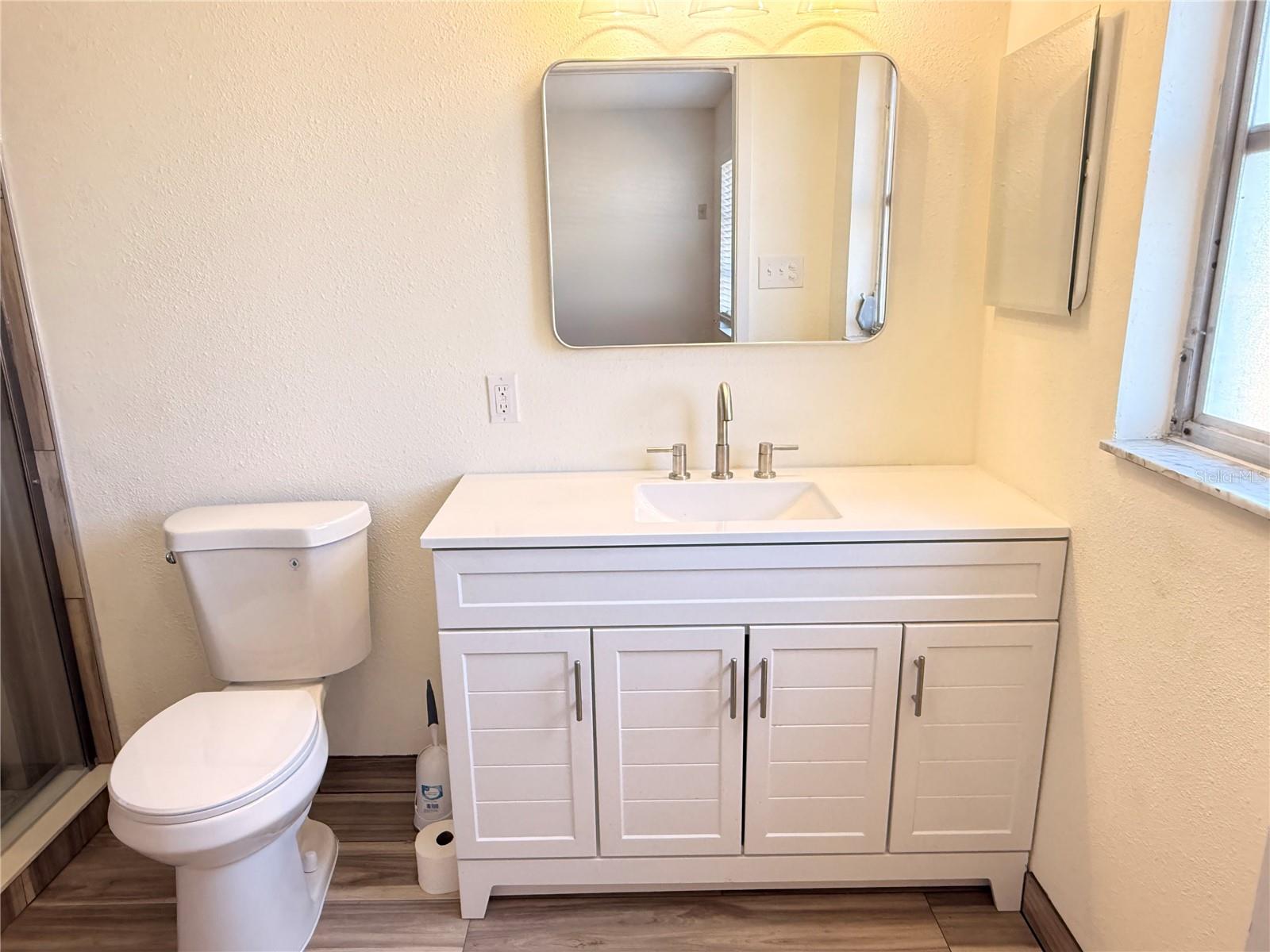 Image 21 of 31 For 713 Thunderbird Avenue