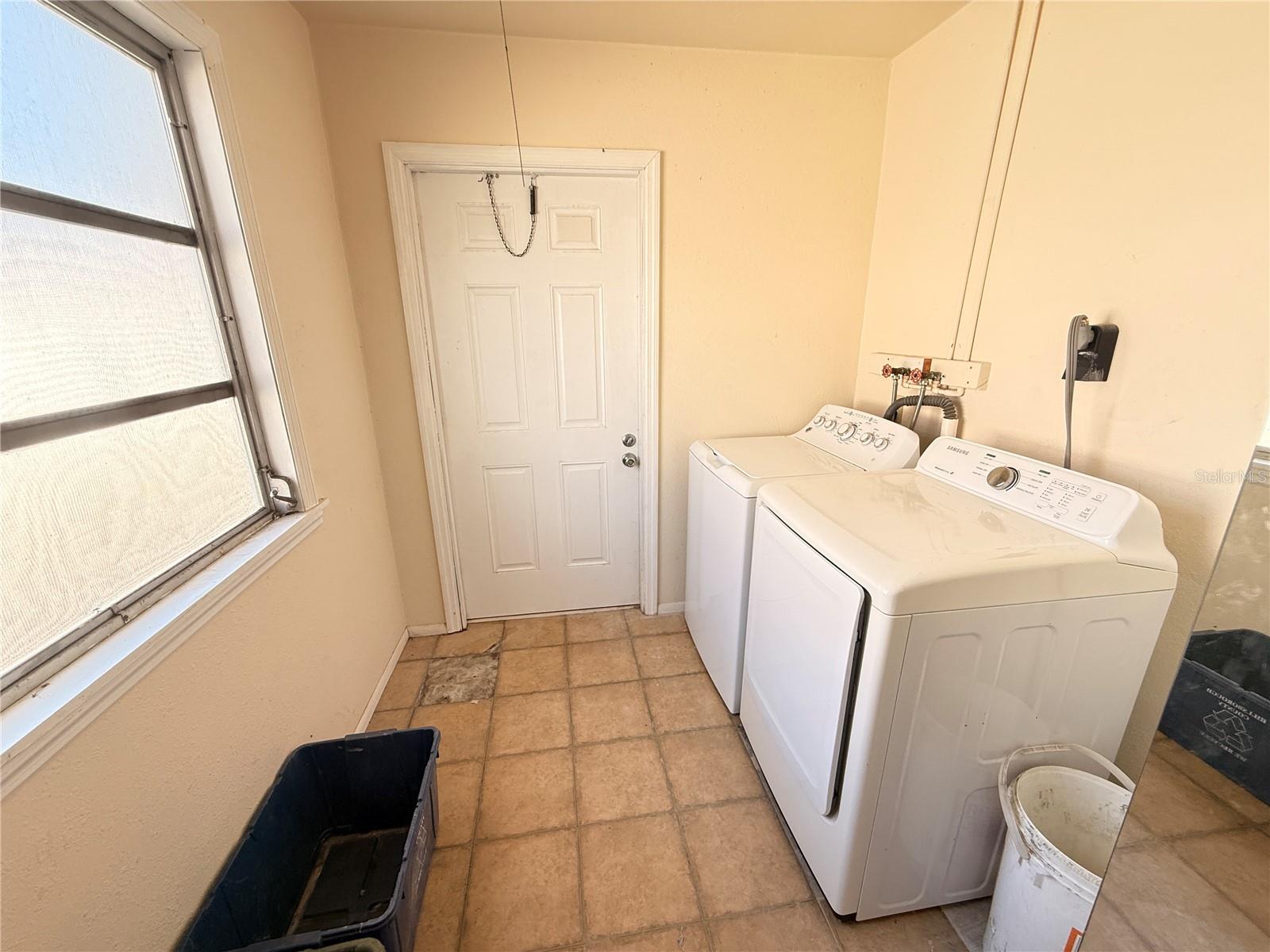 Image 28 of 31 For 713 Thunderbird Avenue