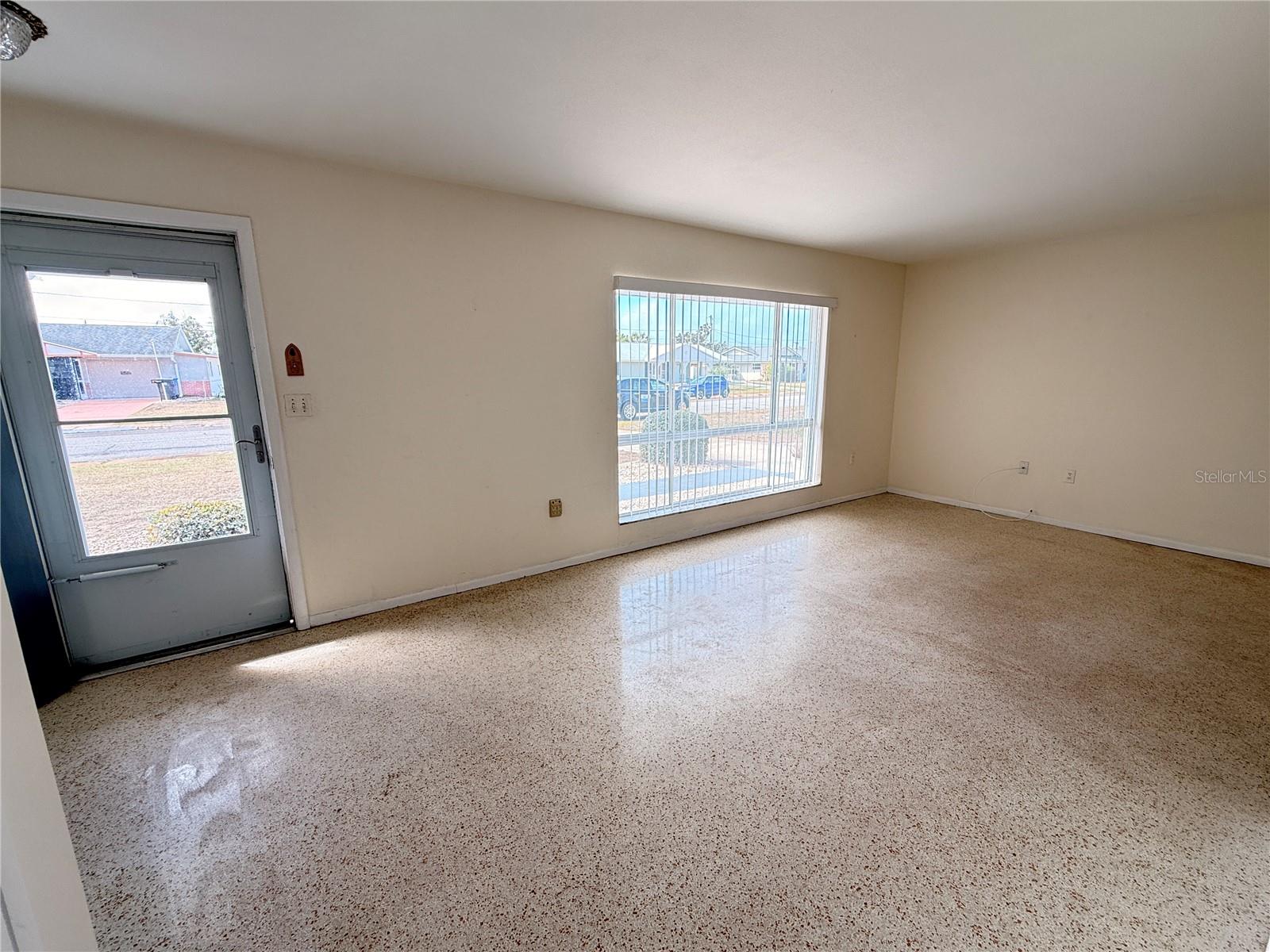 Image 5 of 31 For 713 Thunderbird Avenue