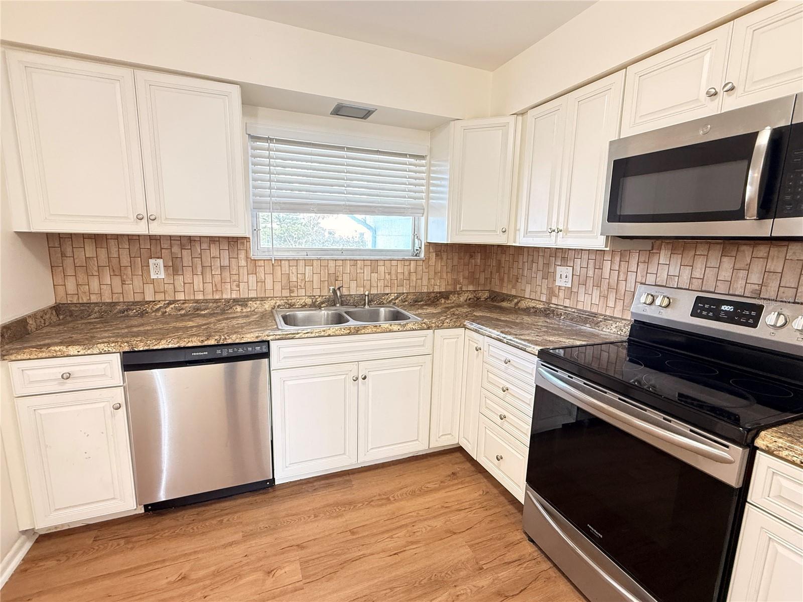 Image 9 of 31 For 713 Thunderbird Avenue