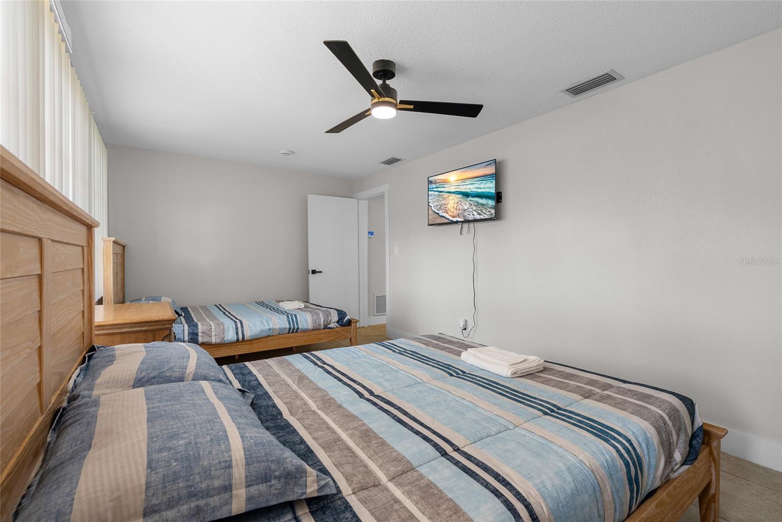 Image 23 of 42 For 3370 Harbor Lake Dr