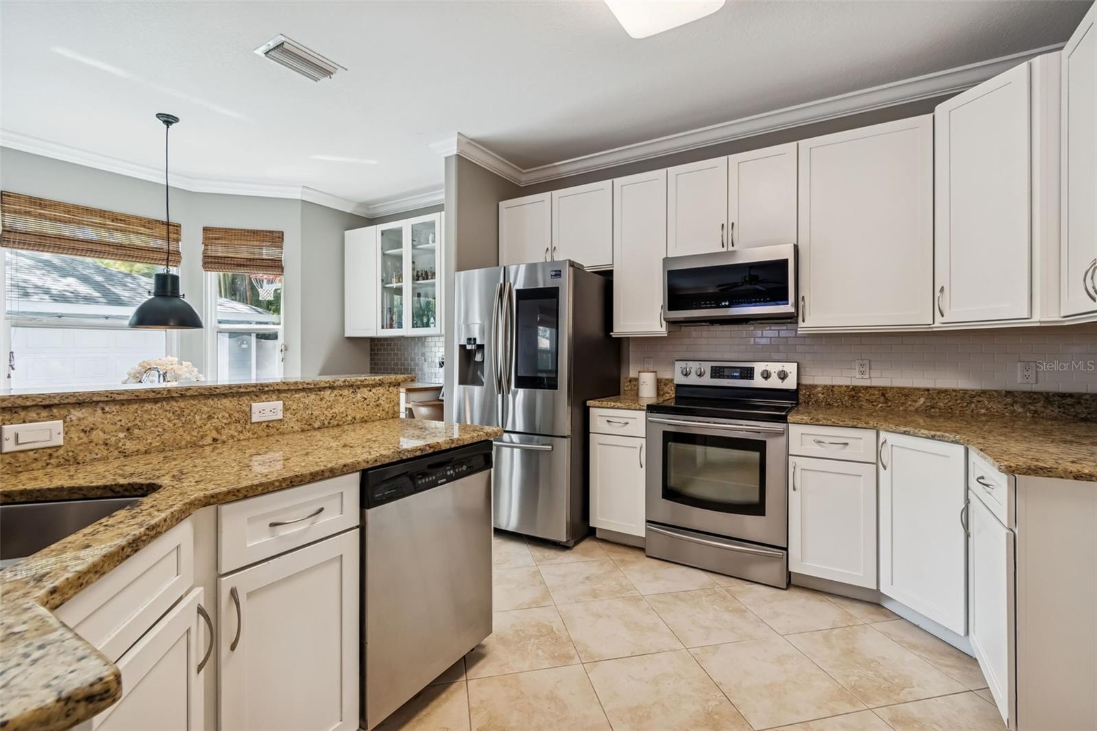 Listing photo id 8 for 4306 Leona Street W