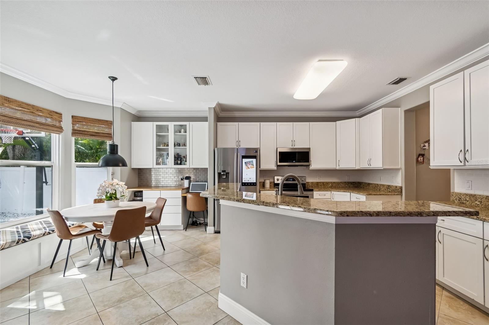 Listing photo id 9 for 4306 Leona Street W