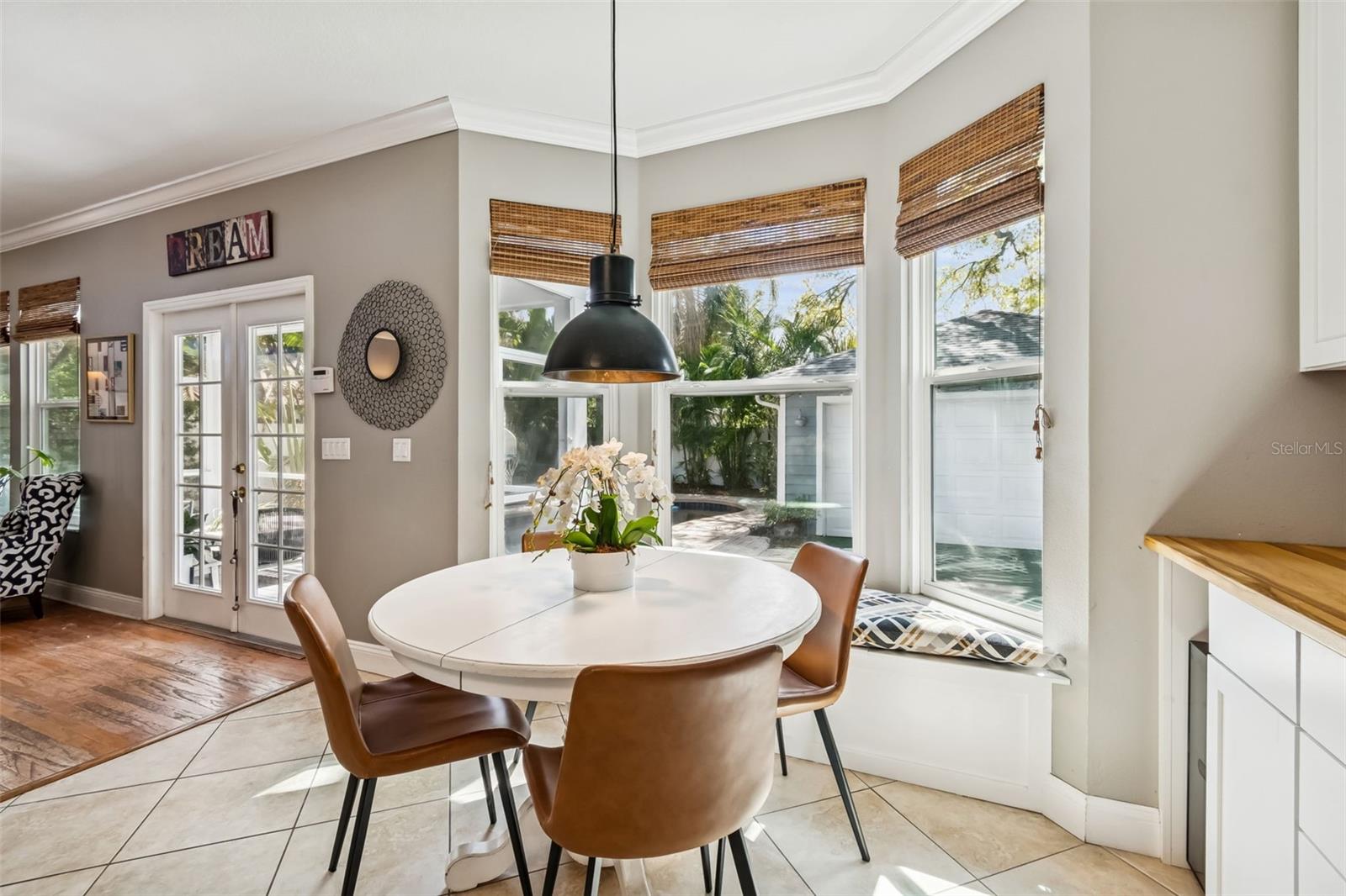 Listing photo id 10 for 4306 Leona Street W