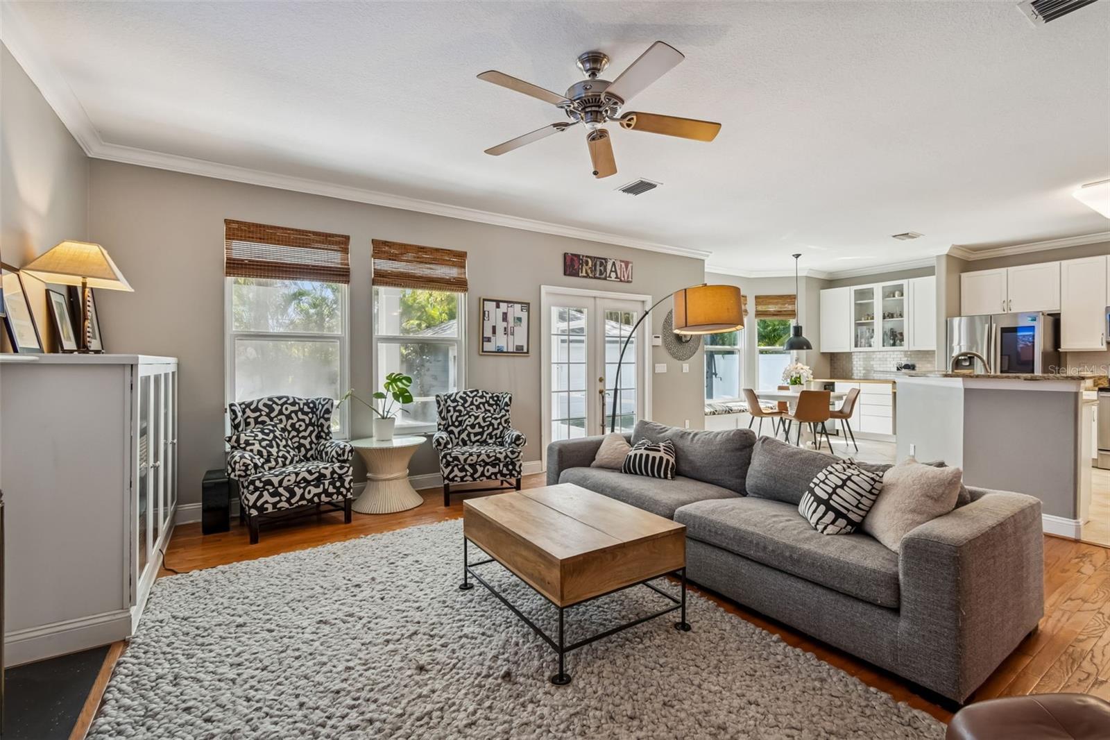 Listing photo id 12 for 4306 Leona Street W