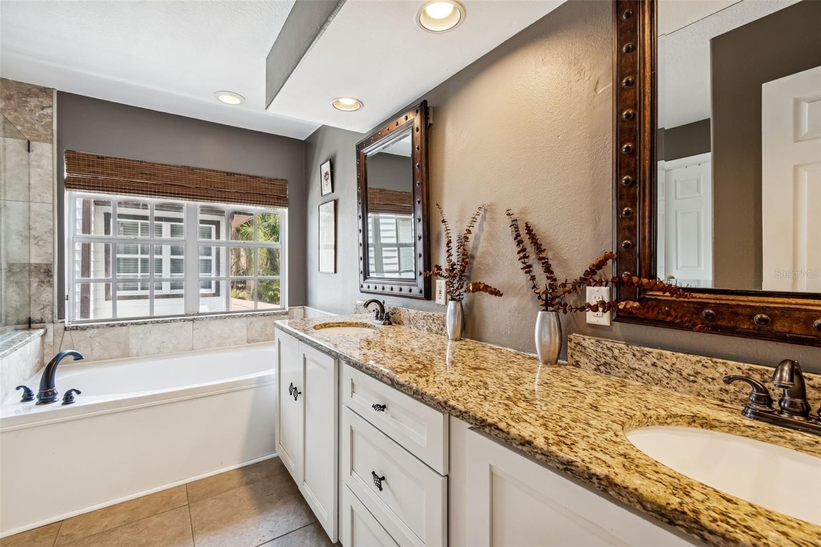 Listing photo id 16 for 4306 Leona Street W