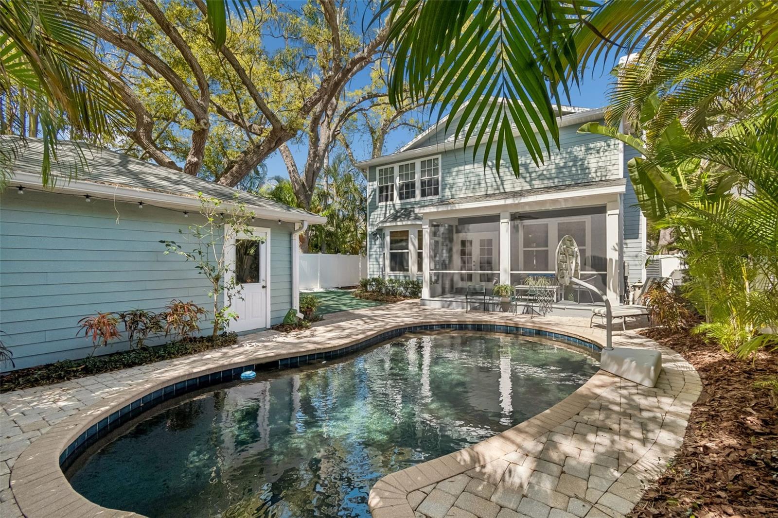 Listing photo id 25 for 4306 Leona Street W