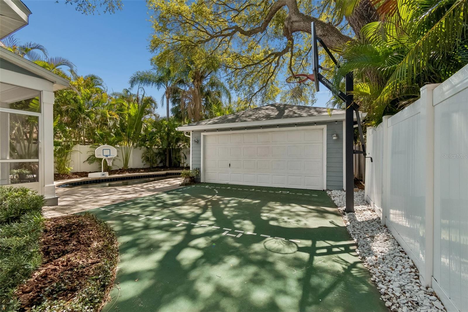 Listing photo id 26 for 4306 Leona Street W