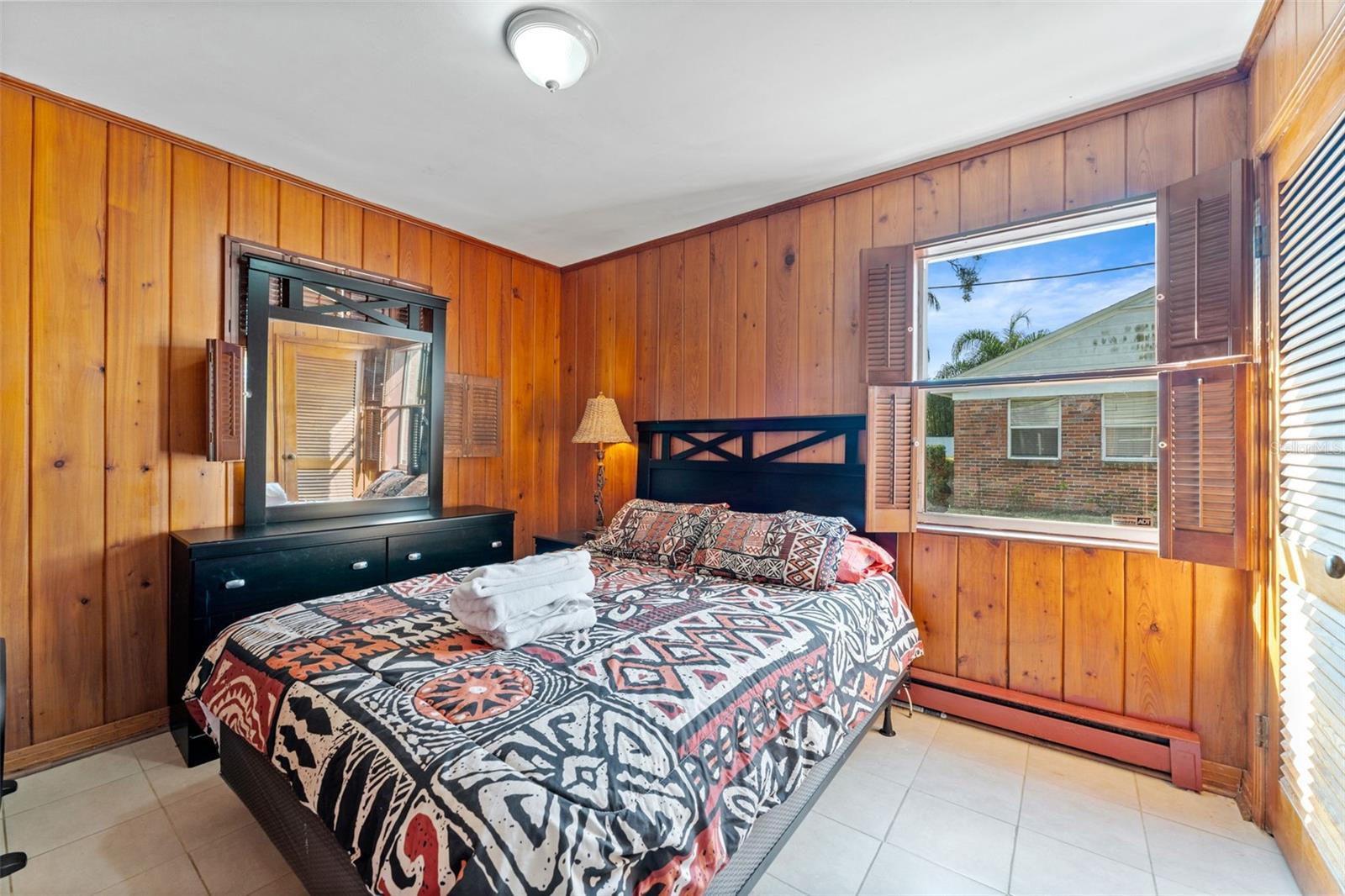 Listing photo id 12 for 544 Severn Avenue