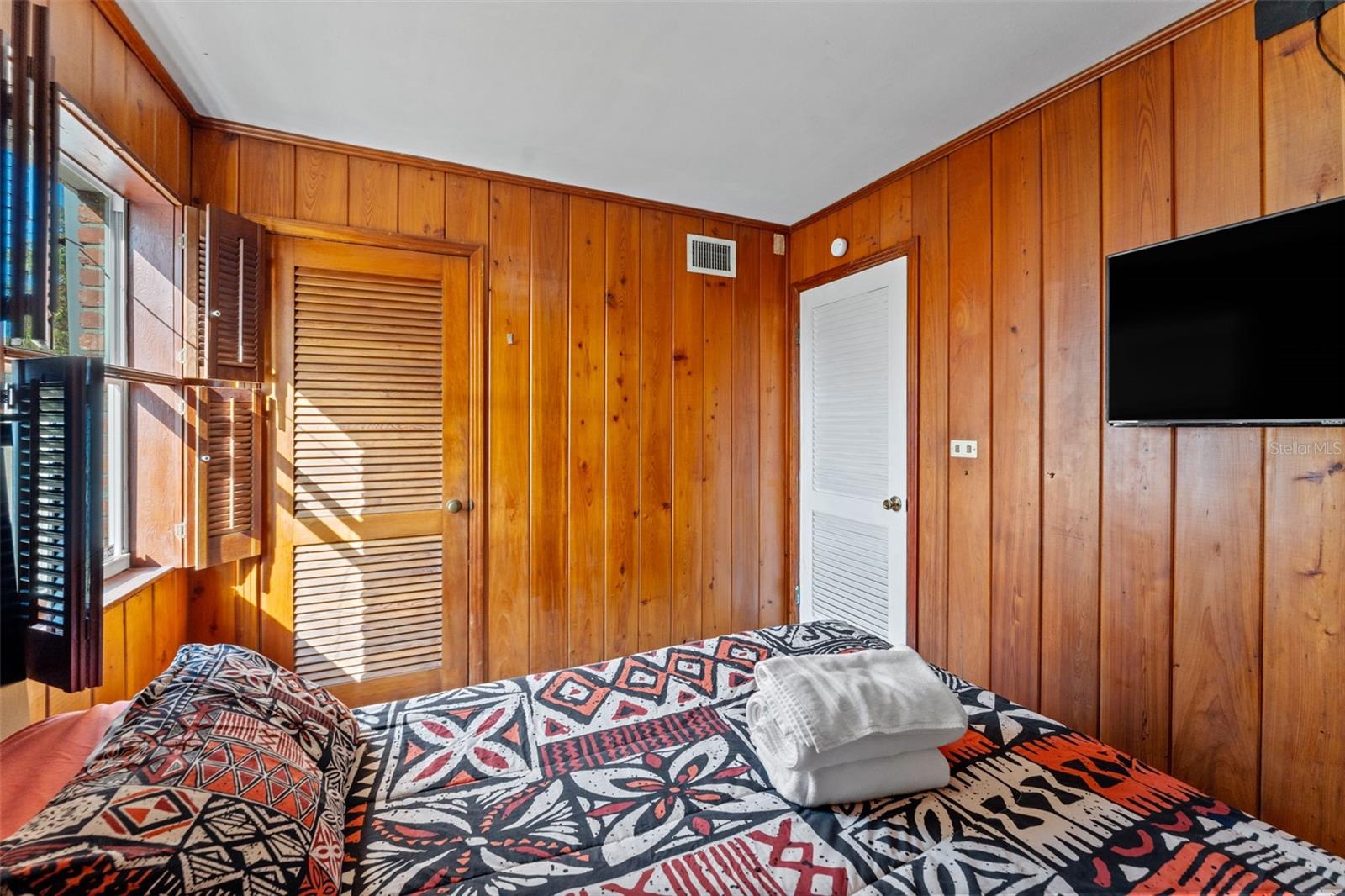 Listing photo id 13 for 544 Severn Avenue