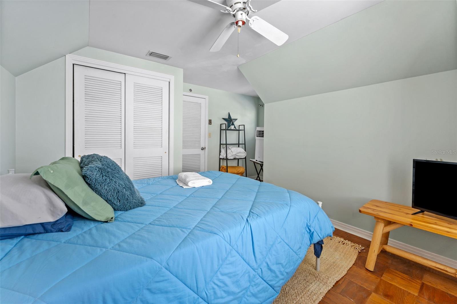 Listing photo id 16 for 544 Severn Avenue