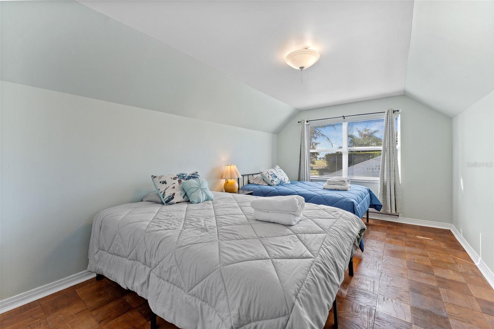 Listing photo id 19 for 544 Severn Avenue