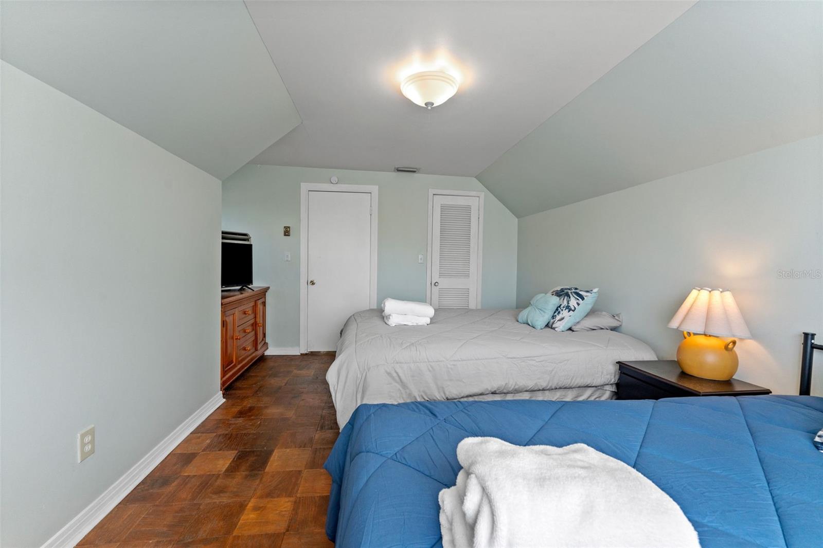 Listing photo id 20 for 544 Severn Avenue