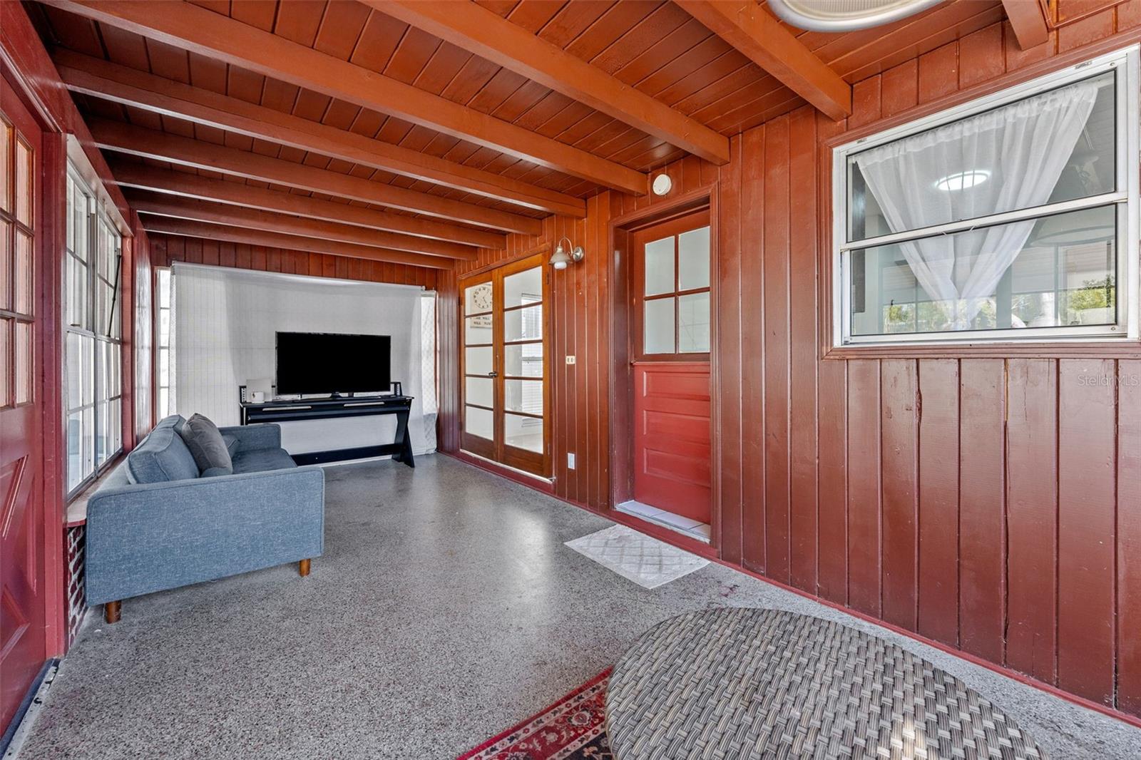 Listing photo id 23 for 544 Severn Avenue