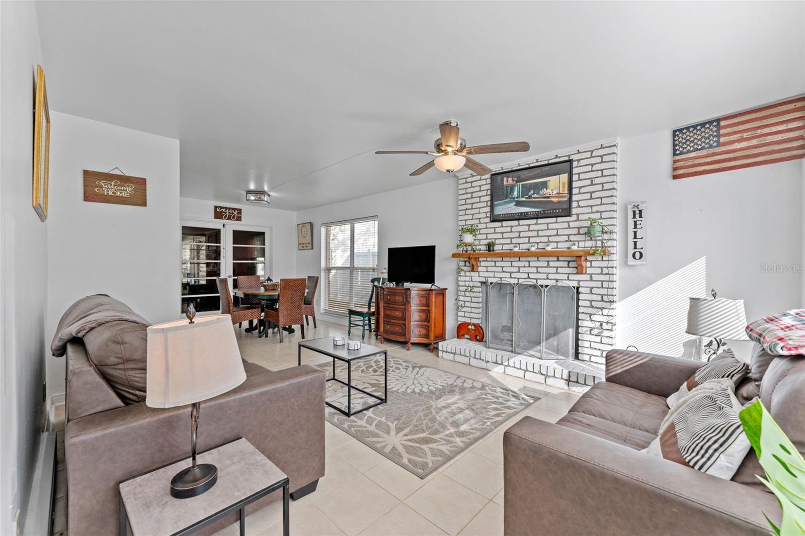 Listing photo id 3 for 544 Severn Avenue