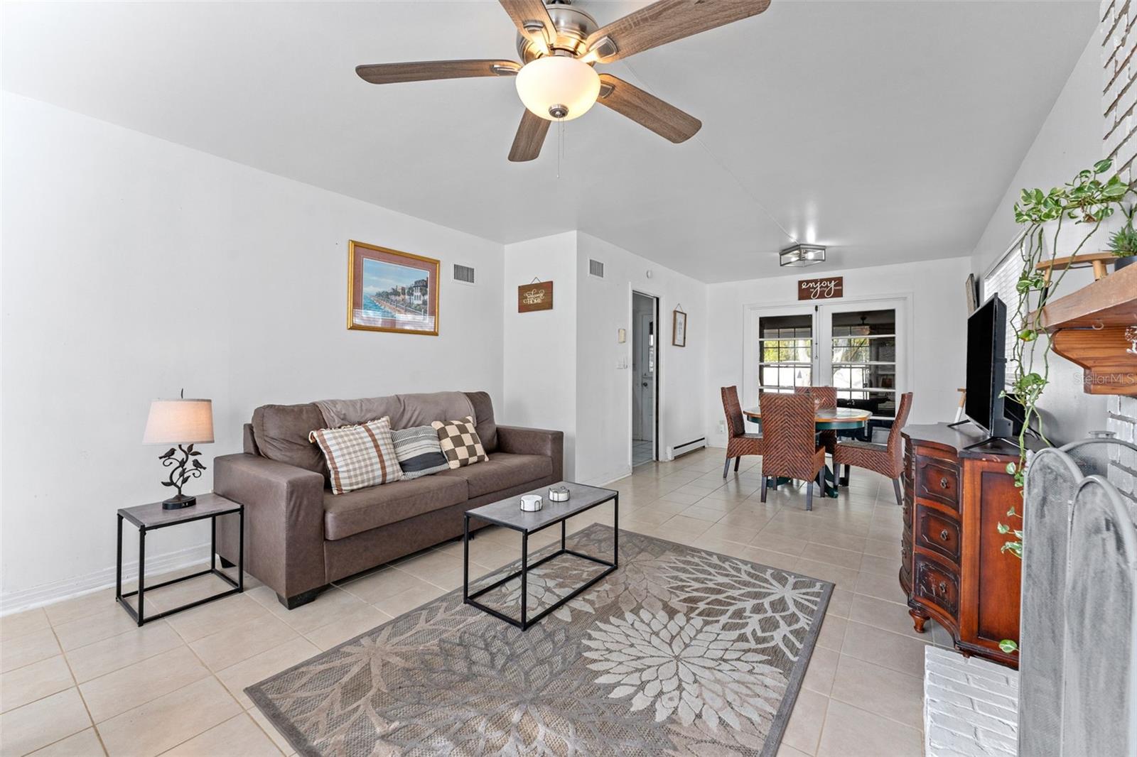 Listing photo id 4 for 544 Severn Avenue