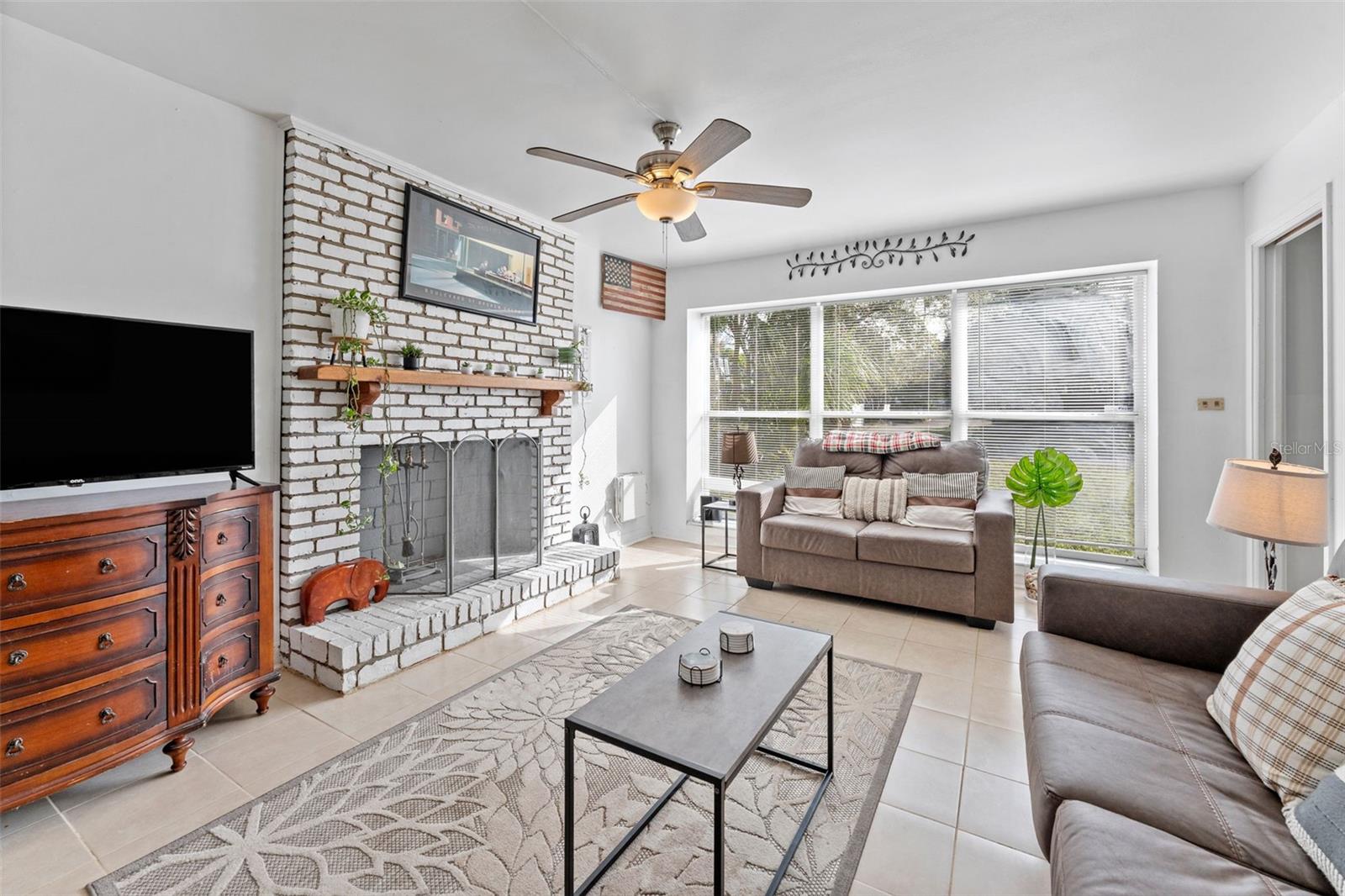 Listing photo id 5 for 544 Severn Avenue