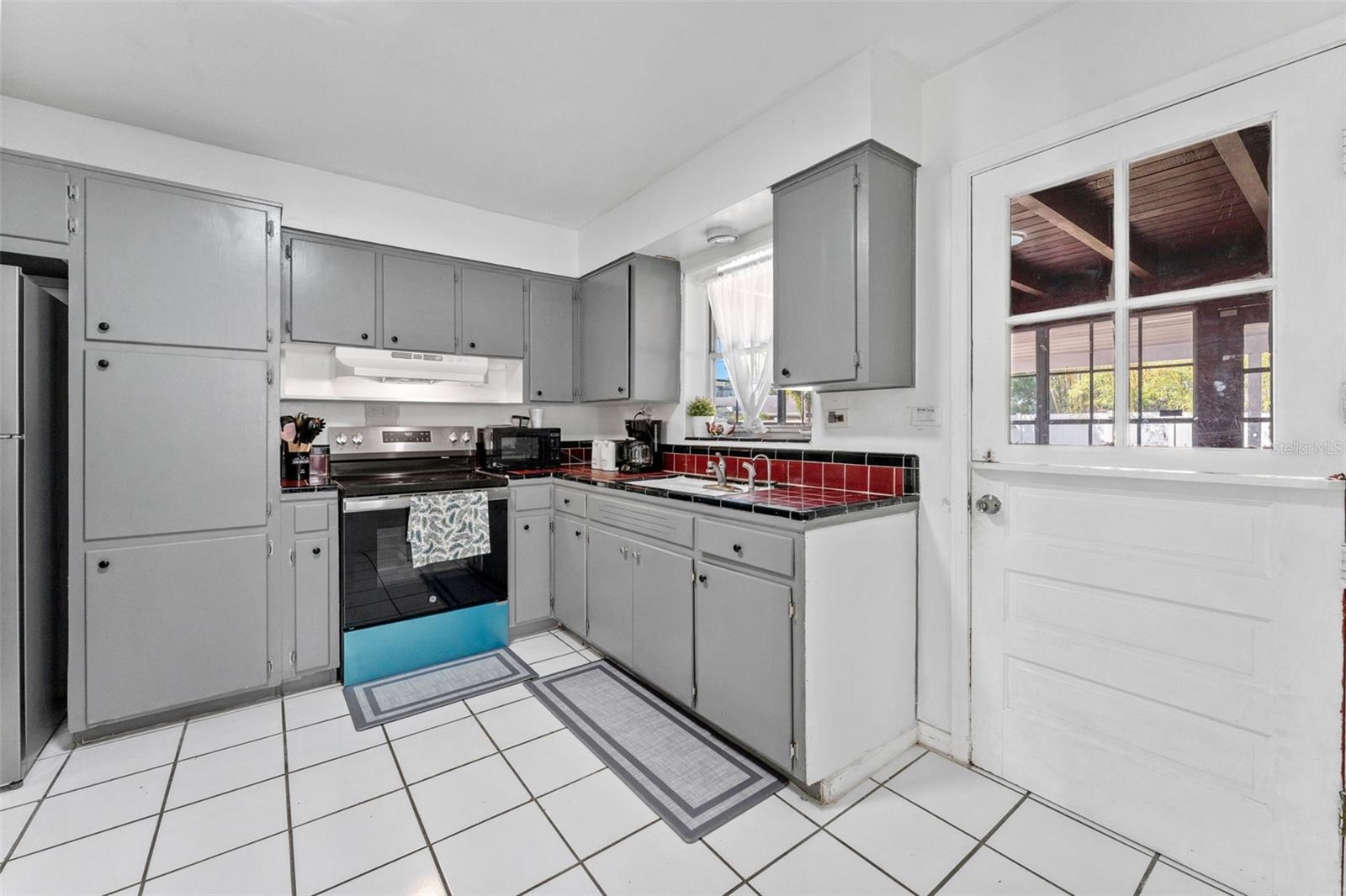 Listing photo id 6 for 544 Severn Avenue